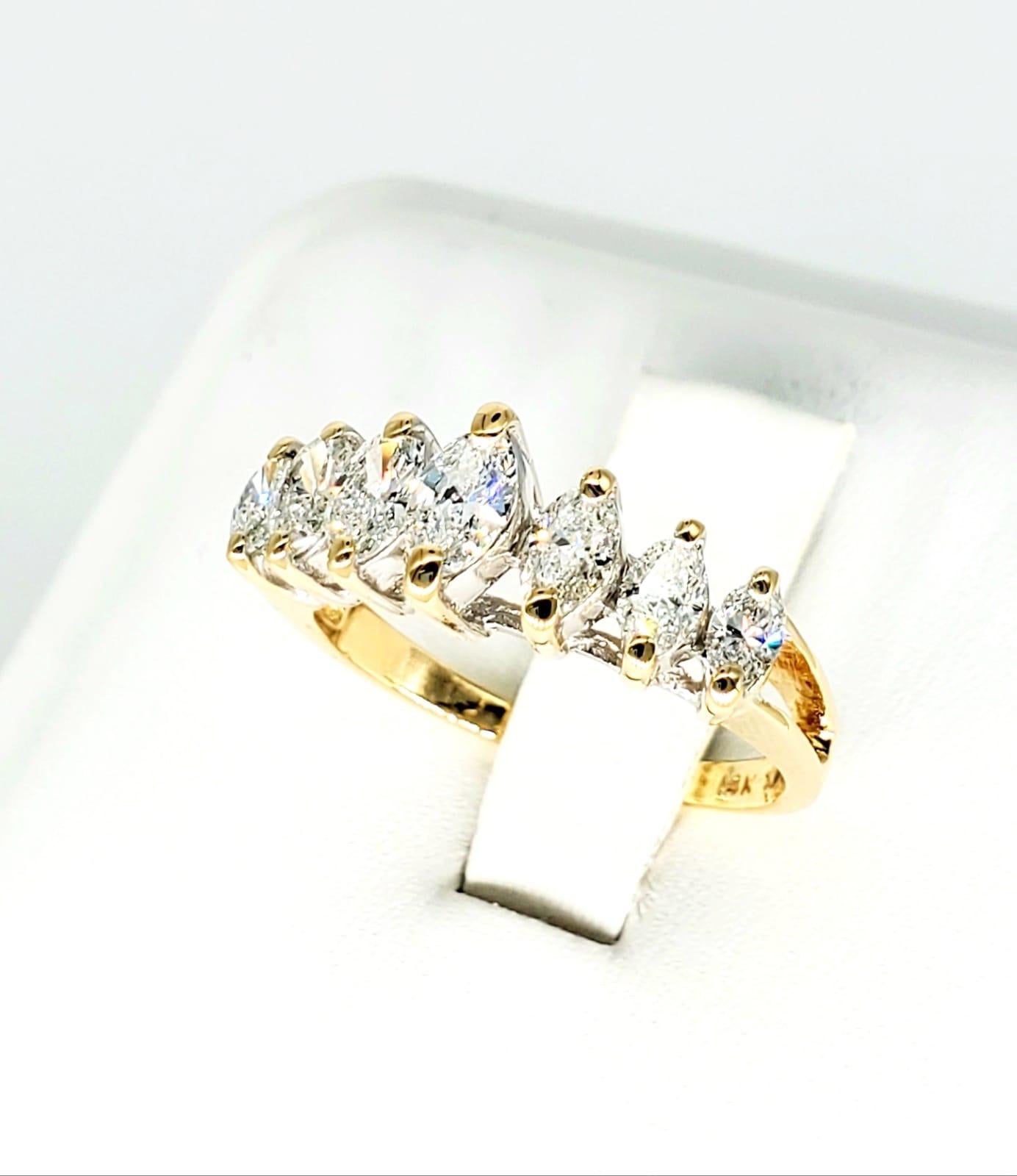 Anello a mezza eternità con diamante marquise vintage da 1,50 carati. I diamanti sono montati su oro bianco, in modo da dare più vita e bellezza ai diamanti che sono circondati dall'oro giallo per tutto il resto dell'anello. Ci sono 7 diamanti per
