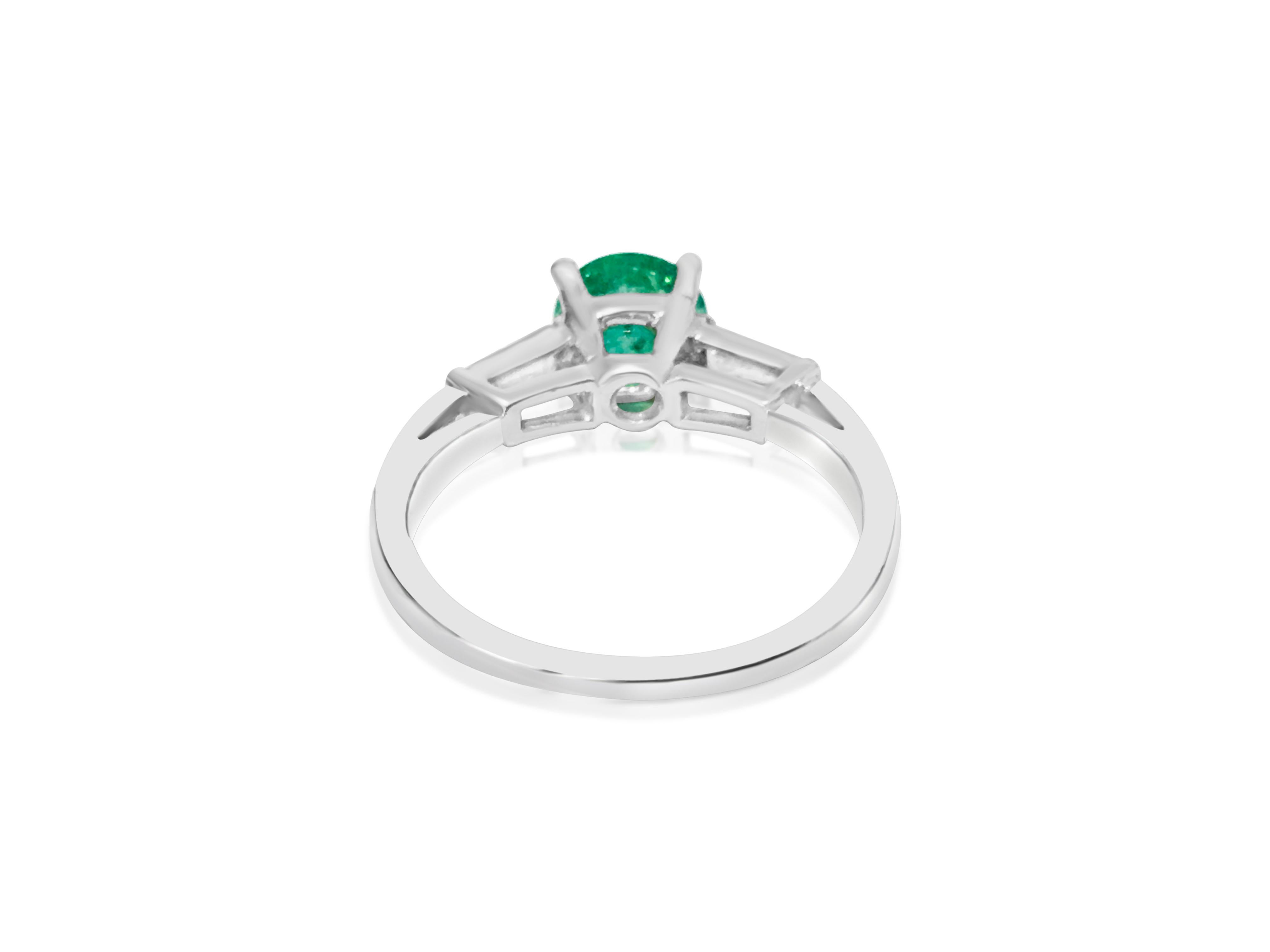 Round Cut Vintage 1.50 Carat Natural Emerald Diamond Cocktail Engagement Ring For Sale