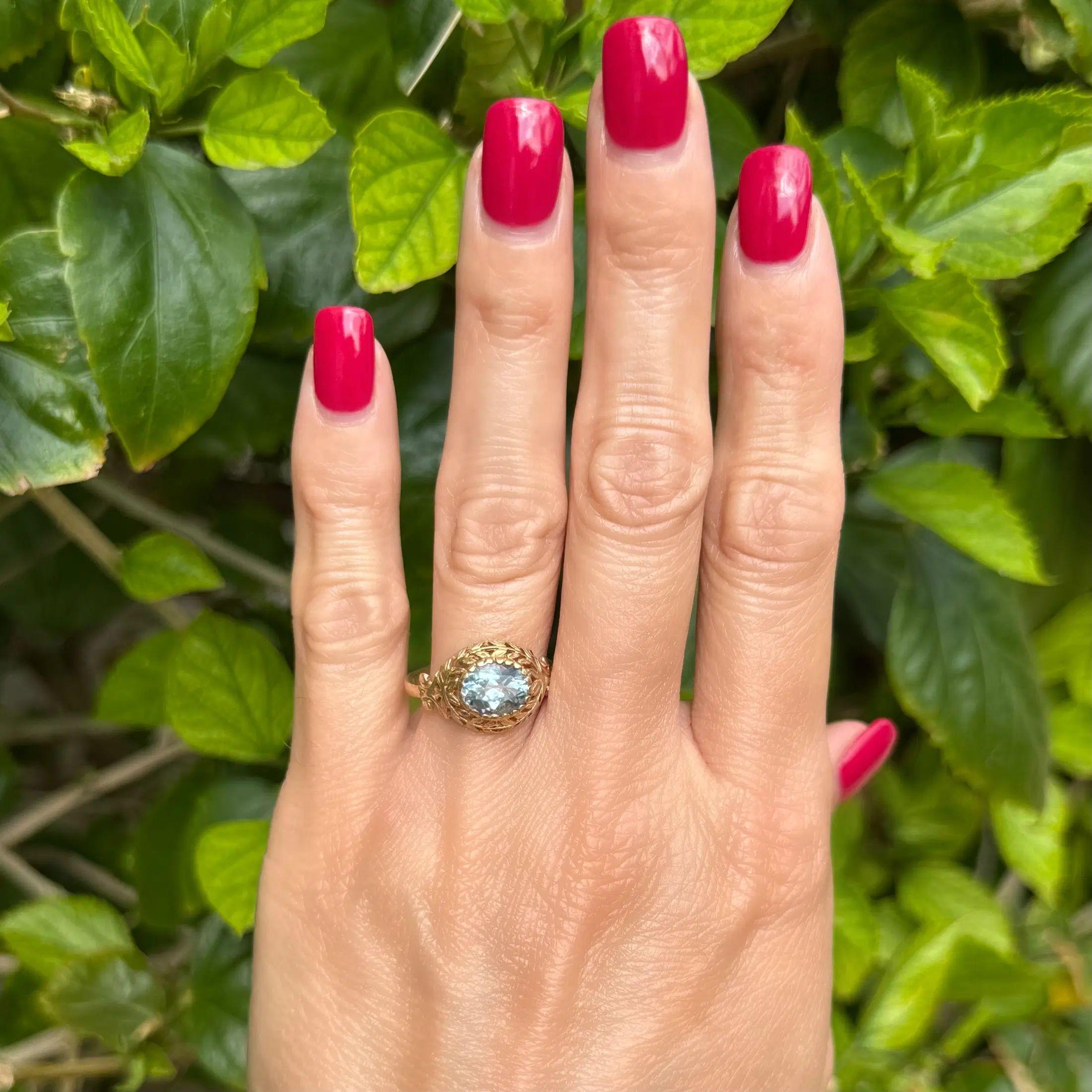Modernista Anello vintage da 1,50 carati di topazio blu ovale in oro con ghirlanda e disegno in filigrana in vendita
