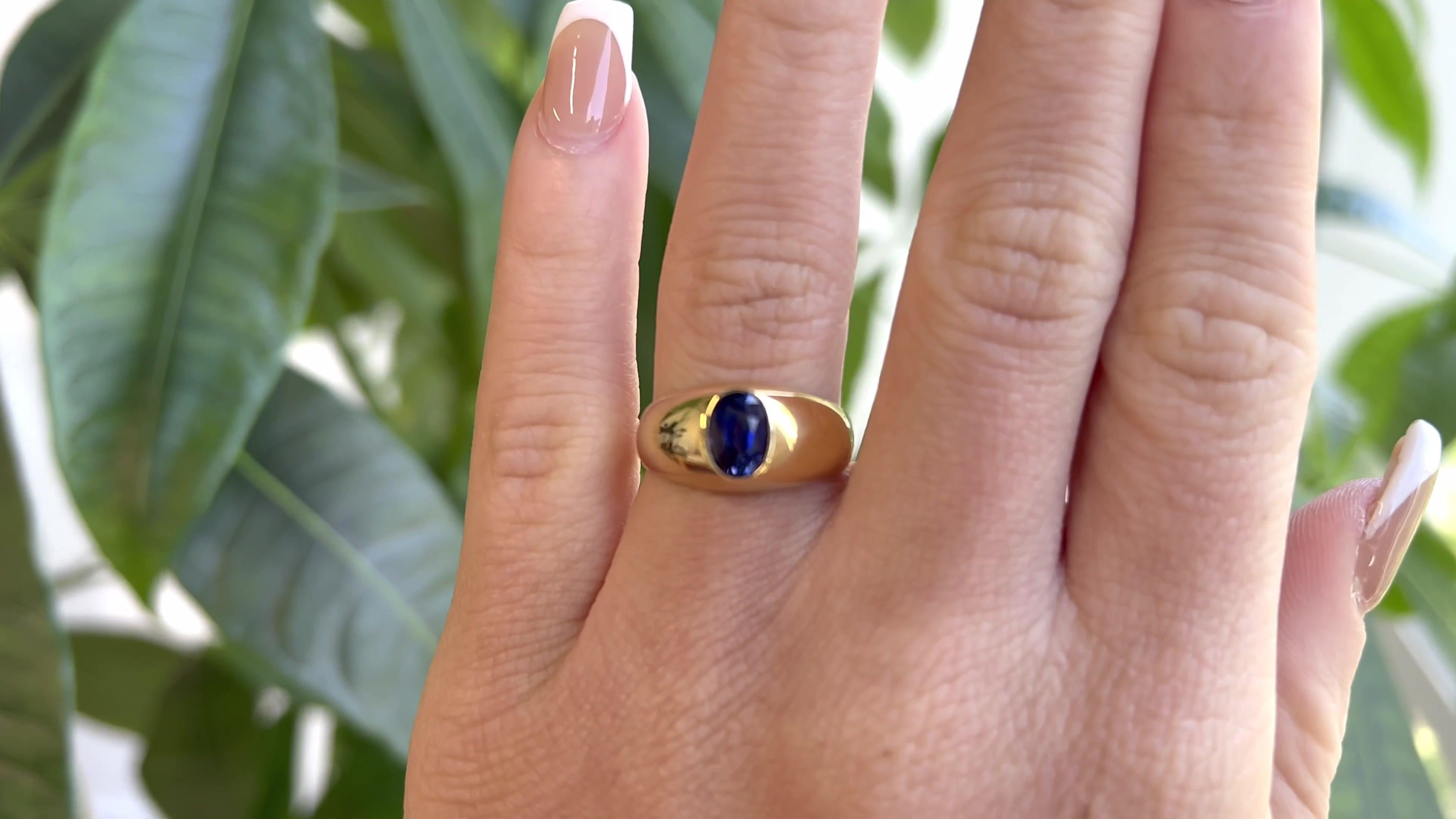 Vintage 1.50 Carat Oval Cut Sapphire 18 Karat Gold Ring In Excellent Condition In Beverly Hills, CA