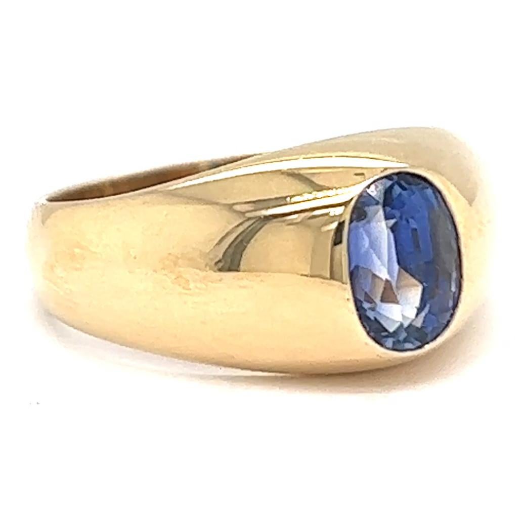 Women's or Men's Vintage 1.50 Carat Oval Cut Sapphire 18 Karat Gold Ring