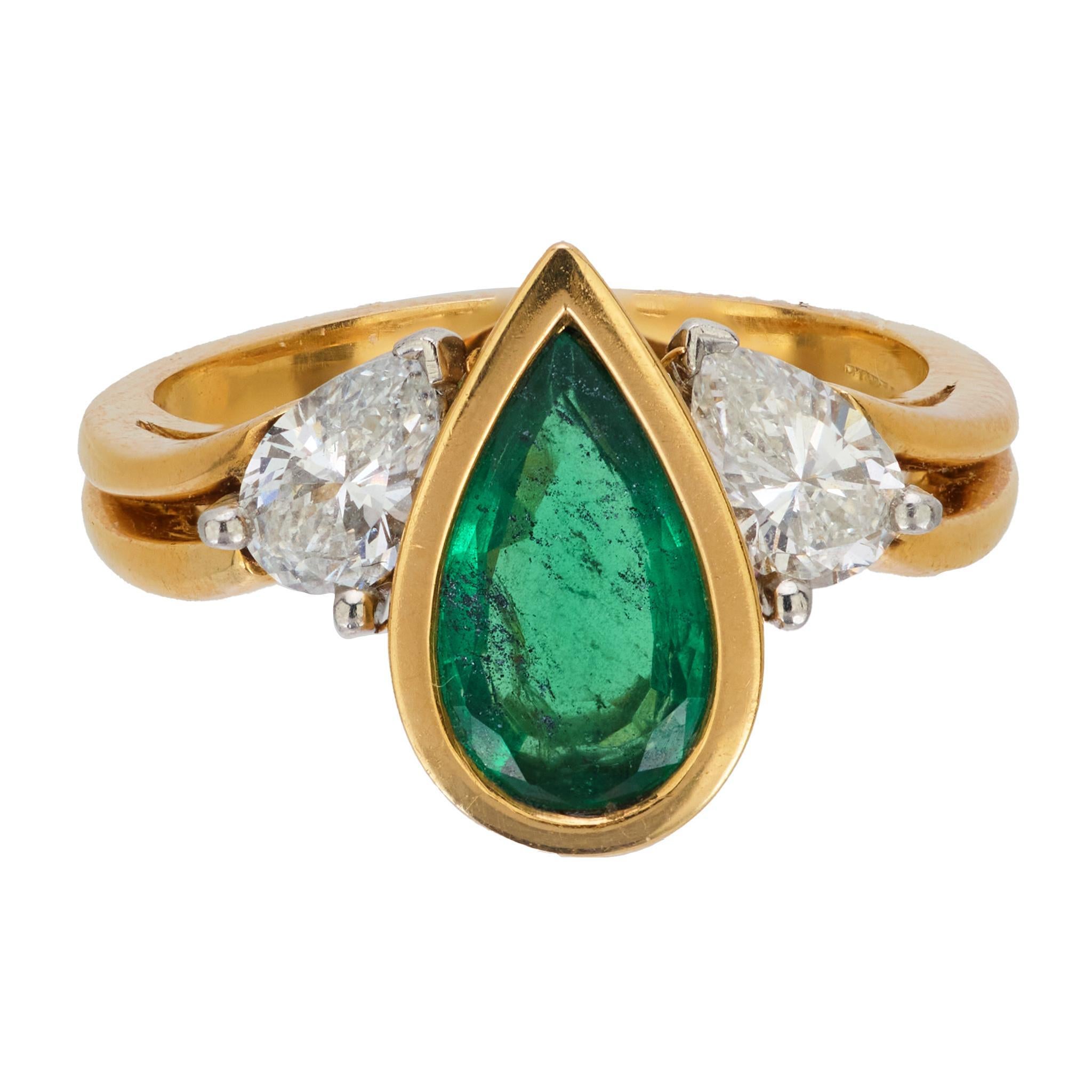 Modern Vintage 1.50 carat pear cut emerald diamond 18k yellow gold ring For Sale