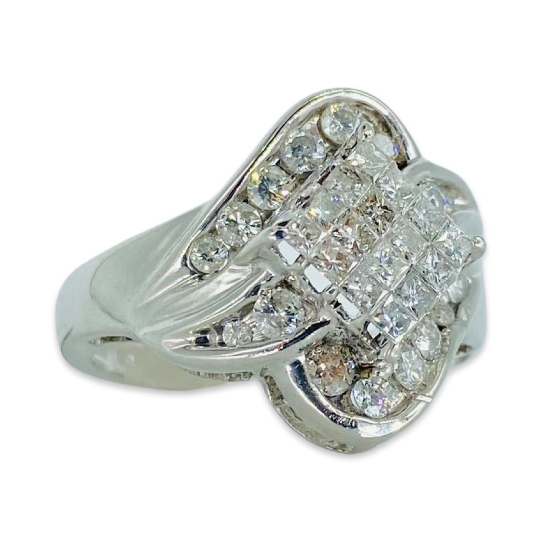 Vintage 1.50 Carat Princess & Round Cut Diamonds Cluster Ring 14k White Gold In Excellent Condition For Sale In Miami, FL