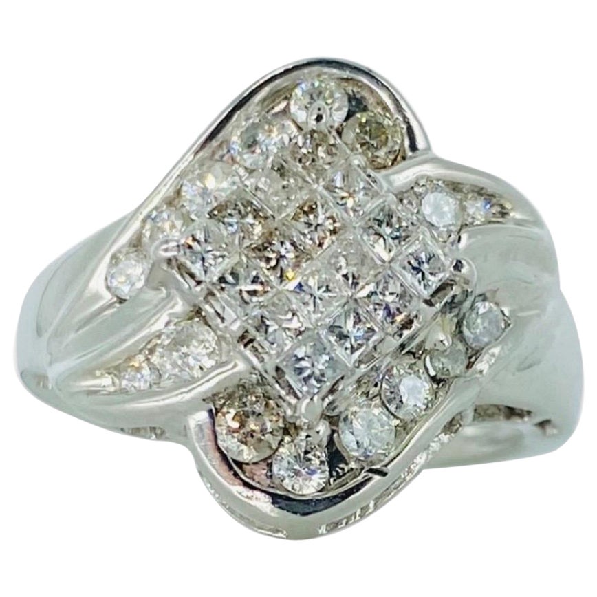 Anello vintage a grappolo con diamanti taglio Princess e rotondo da 1,50 carati, oro bianco 14k in vendita