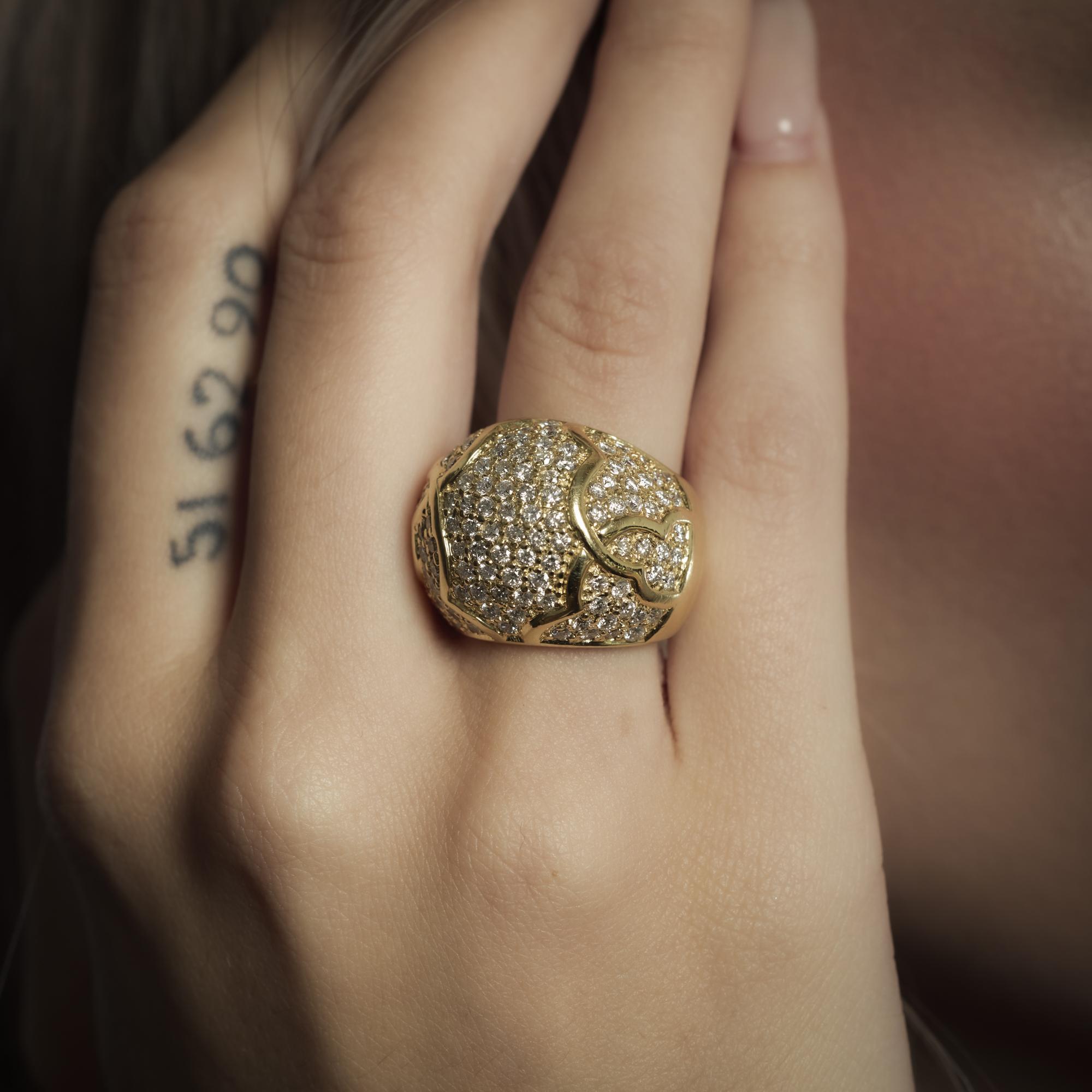 Anillo de cóctel vintage de oro amarillo de 18k con diamantes de 1,50 quilates de peso total Corte brillante en venta