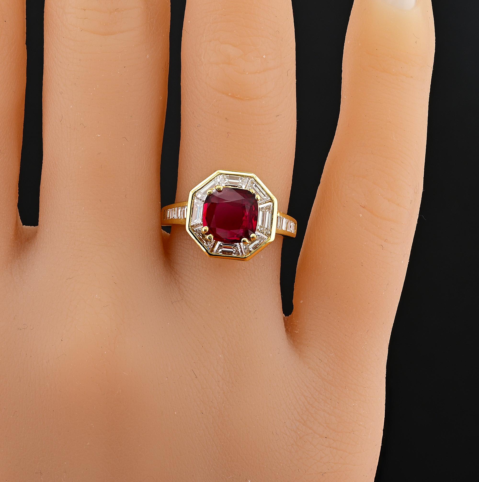 Vintage 1.50 Ct Red Ruby 1.60 Ct F VVS Diamond 18 Kt For Sale 2