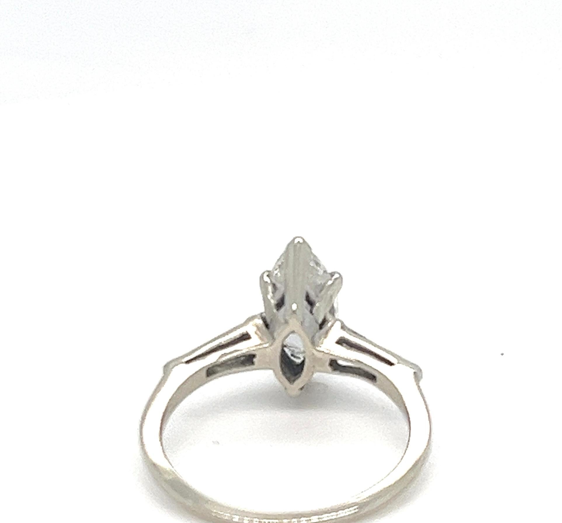 Ein zeitloser Klassiker, der mit anmutiger Raffinesse neu interpretiert wurde. Dieser Solitär-Diamantring mit natürlichem Marquise-Durchbruch ist ein markantes Symbol für raffinierte Eleganz. Das Herzstück ist ein wunderschön länglicher,
