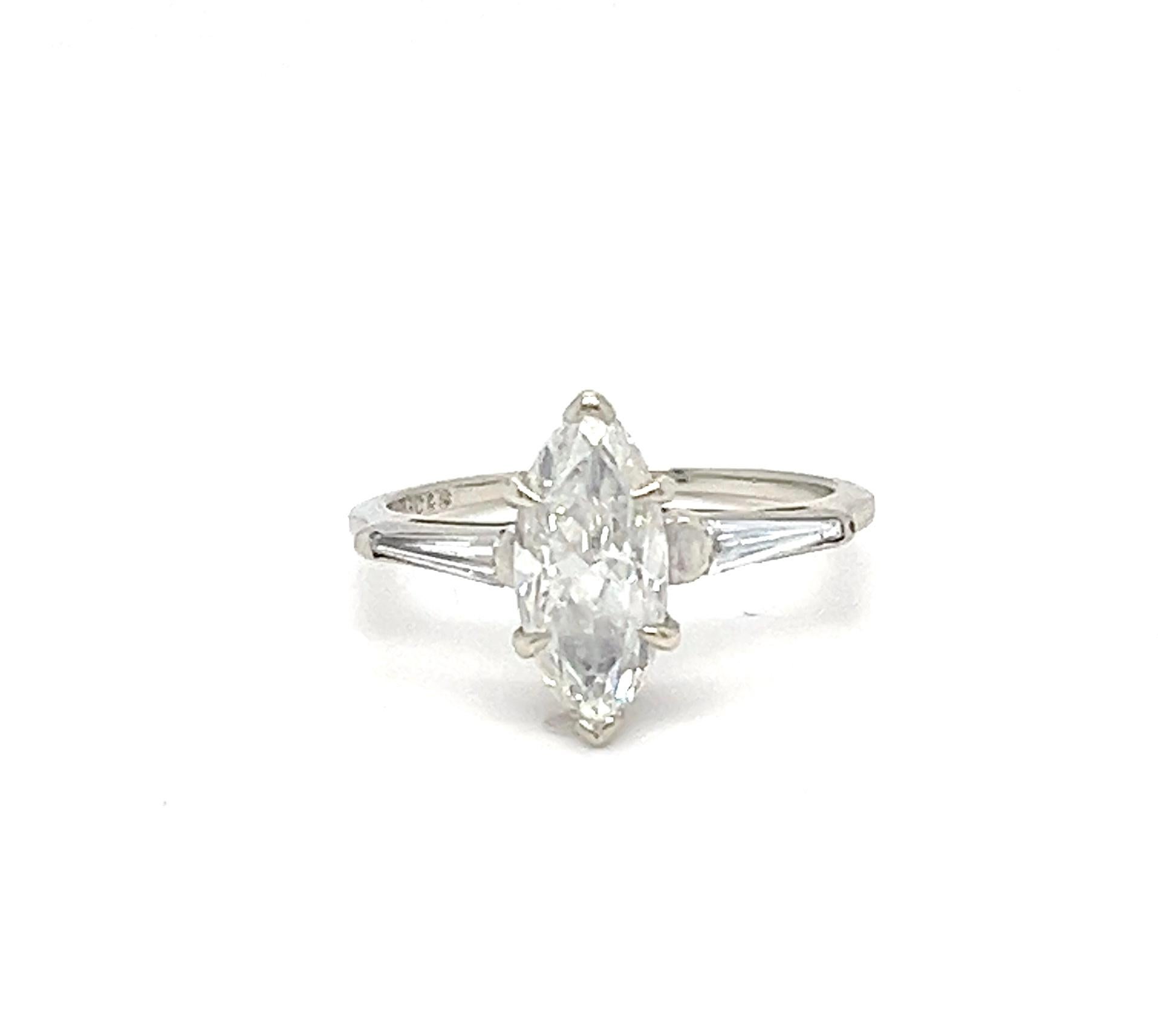 Vintage 1,50 Ctw Marquise Diamant Solitär Ring mit konischen Baguetten in 14kt im Zustand „Gut“ im Angebot in Miami, FL