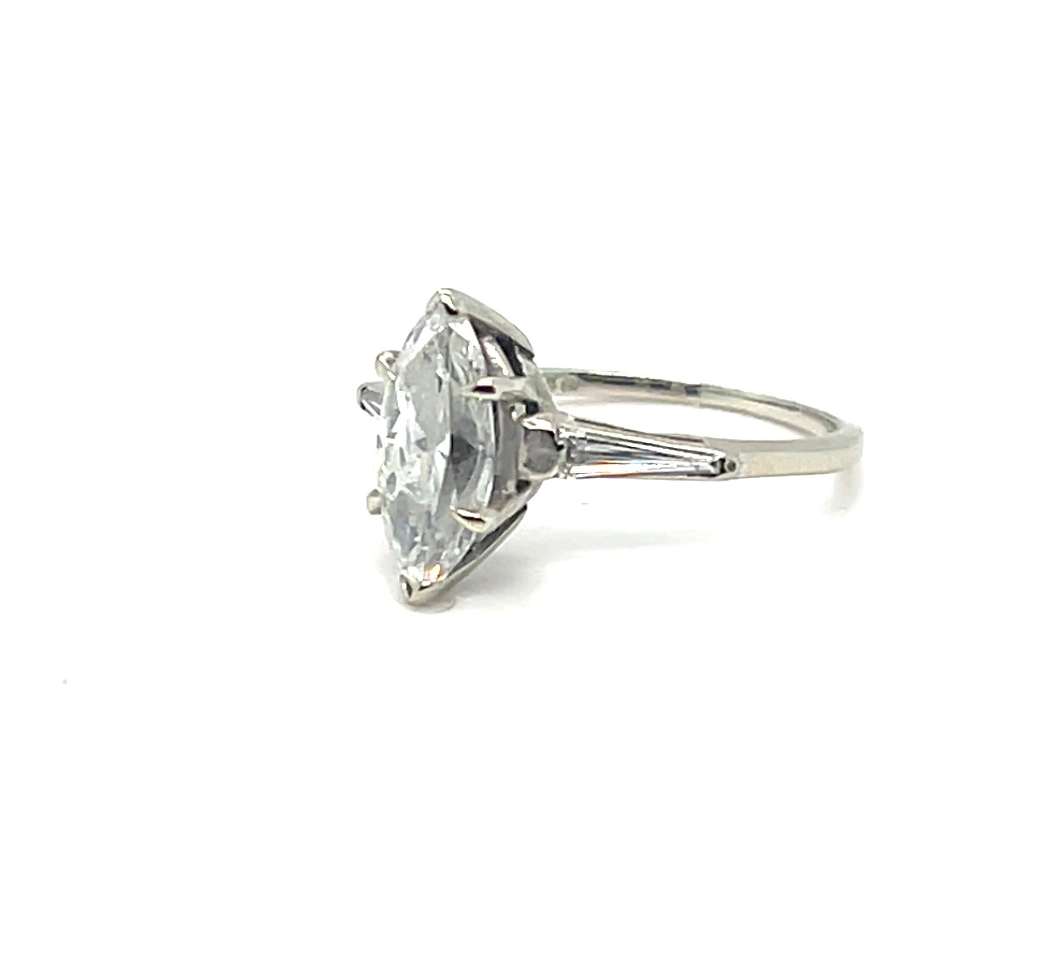 Vintage 1,50 Ctw Marquise Diamant Solitär Ring mit konischen Baguetten in 14kt im Angebot 1