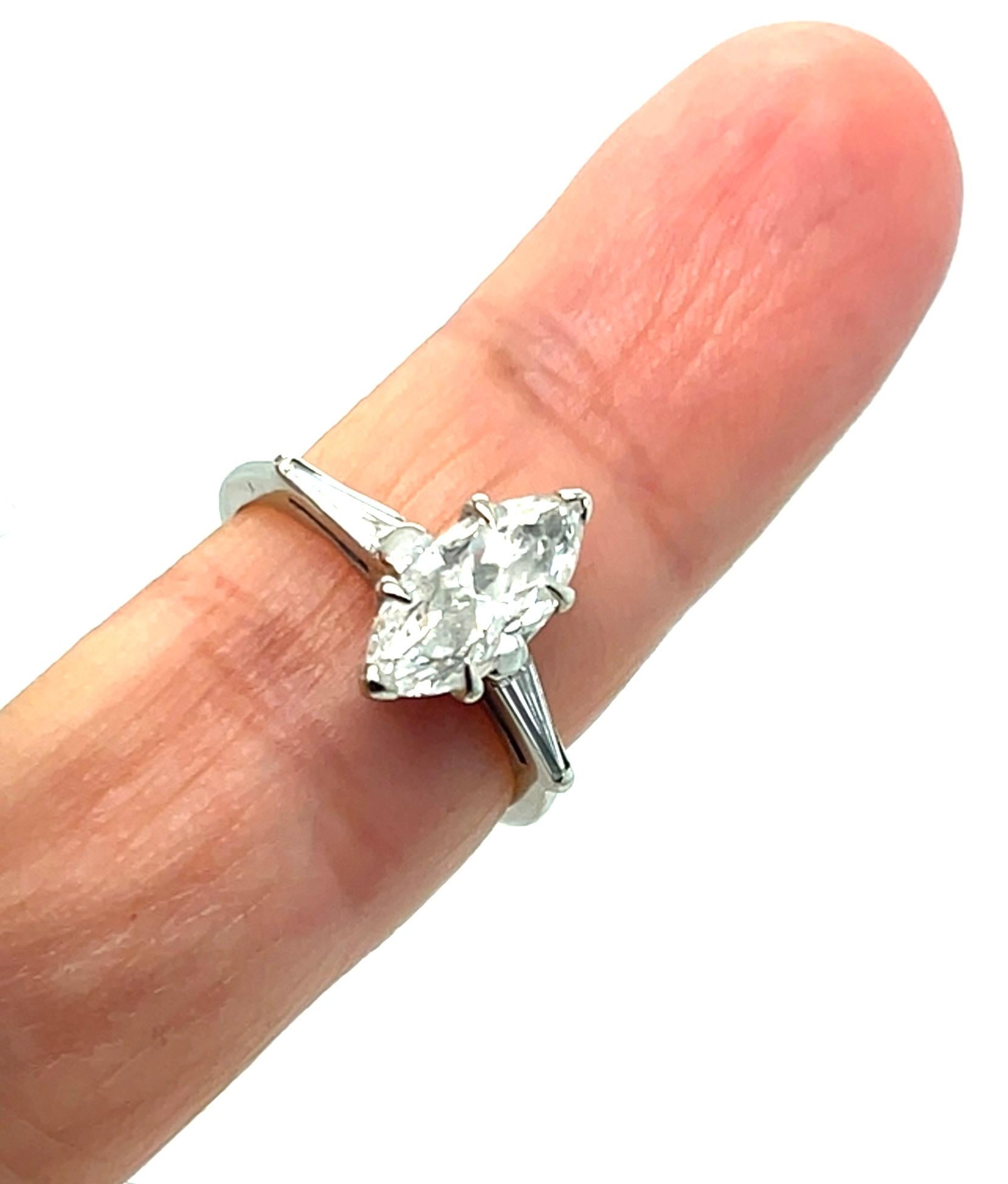 Vintage 1,50 Ctw Marquise Diamant Solitär Ring mit konischen Baguetten in 14kt im Angebot 3