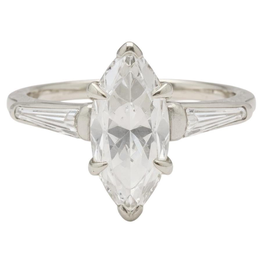 Vintage 1,50 Ctw Marquise Diamant Solitär Ring mit konischen Baguetten in 14kt im Angebot