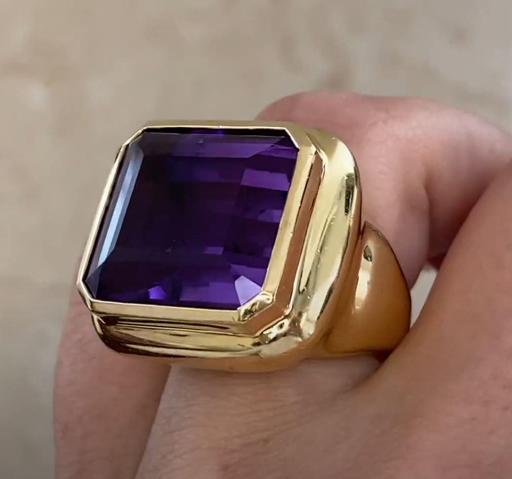 Vintage Emerald Cut Amethyst Cocktail Ring (Approx. 15-Carats), 18k Yellow Gold In Excellent Condition In New York, NY