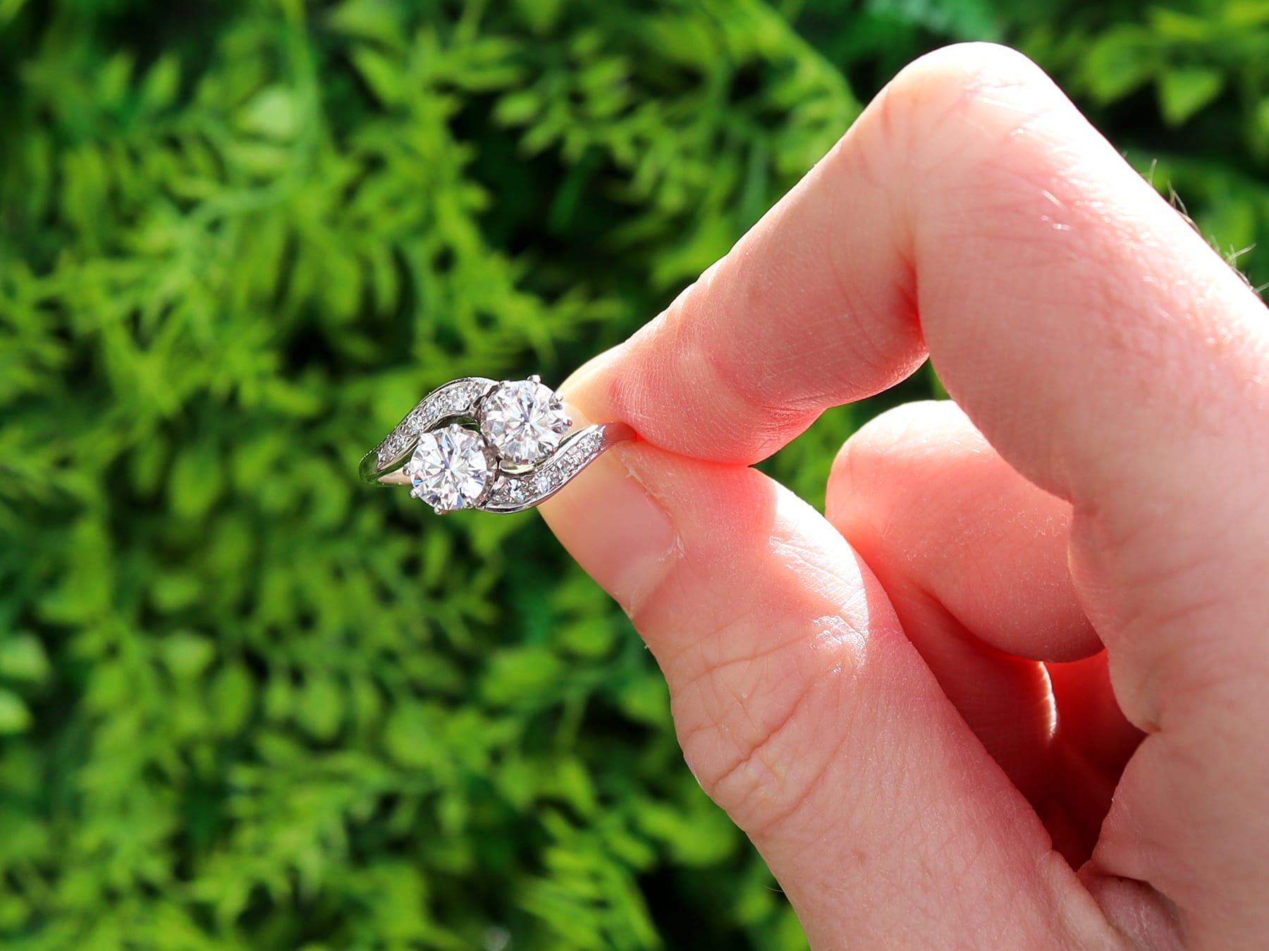 Eine feine und beeindruckende Vintage 1,50 Karat Diamant und 18k Weißgold Twist Stil Kleid Ring; Teil unserer vielfältigen Diamant Twist Verlobungsringe Sammlung.

Dieser schöne und beeindruckende Verlobungsring im Vintage-Stil ist aus 18 Karat