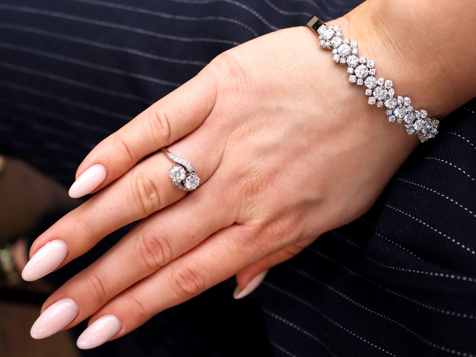 Vintage 1.50ct Diamond and 18k White Gold Twist Ring Circa 1960 In Excellent Condition For Sale In Jesmond, Newcastle Upon Tyne