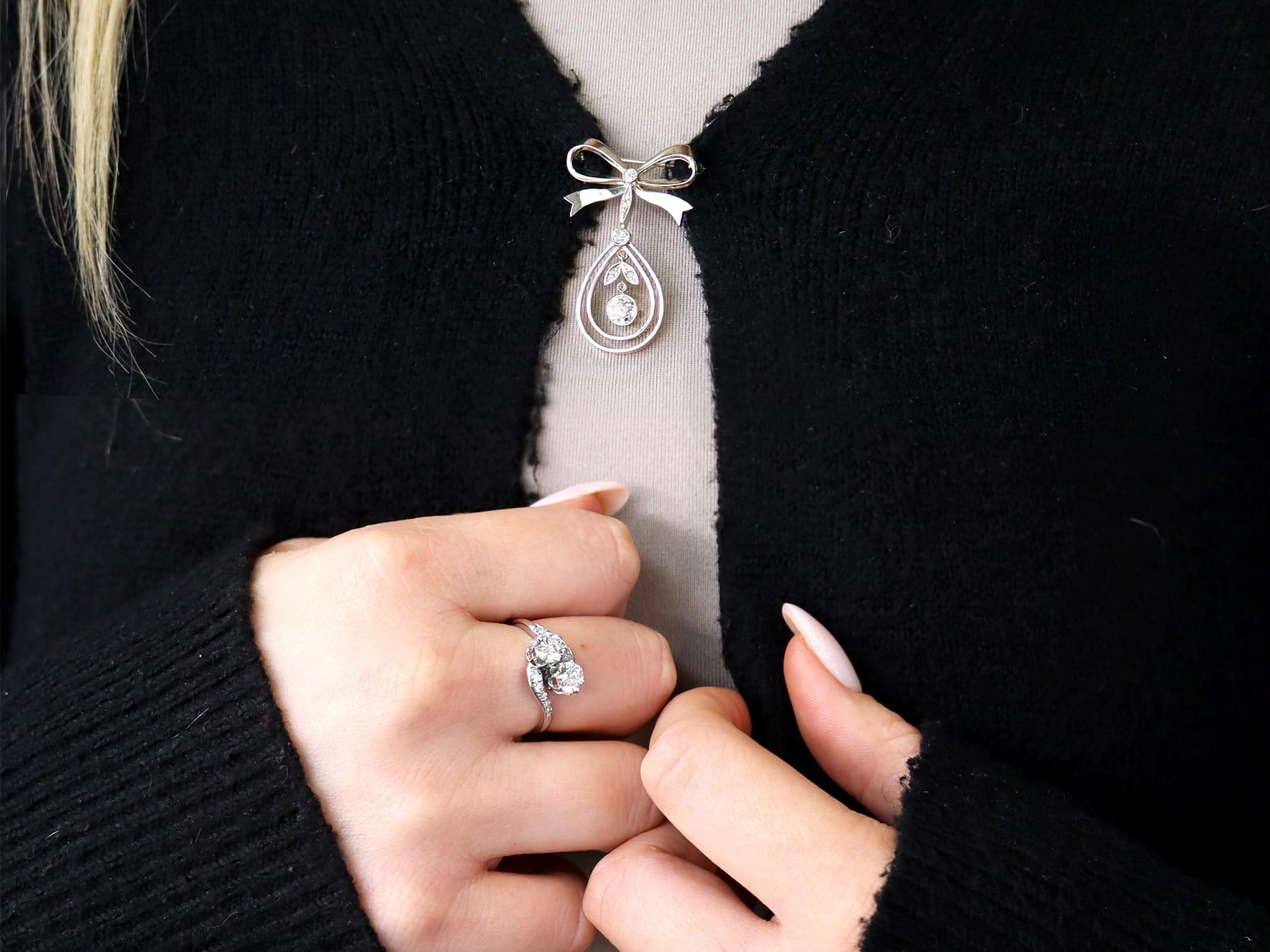 Women's or Men's Vintage 1.50ct Diamond and 18k White Gold Twist Ring Circa 1960 For Sale