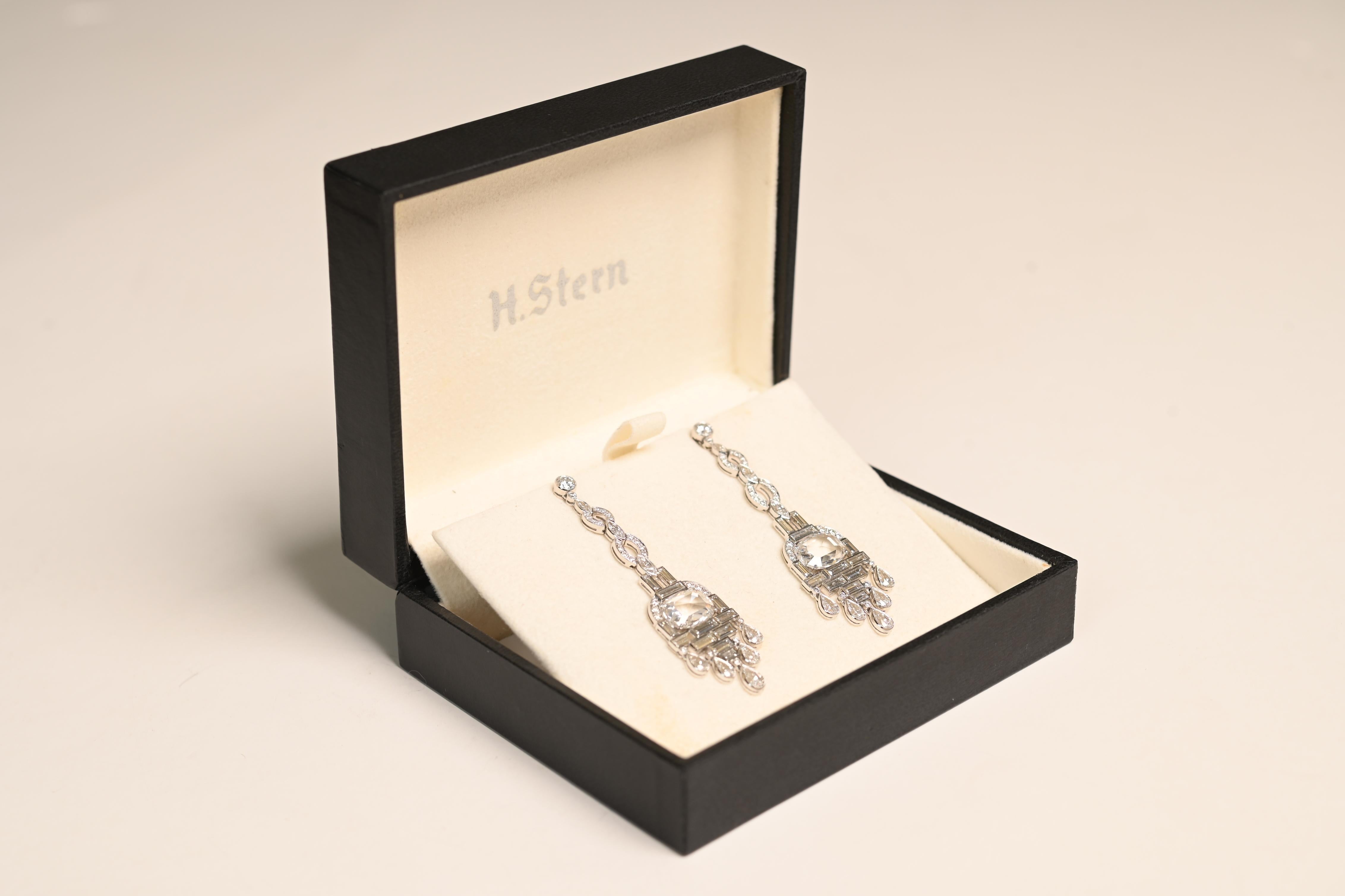 Questo squisito paio di orecchini pendenti vintage in platino è una testimonianza di eleganza e maestria senza tempo. Con due splendidi diamanti a cuscino con taglio a rosa, ciascuno del peso di circa 1,5 carati, questi centrotavola irradiano