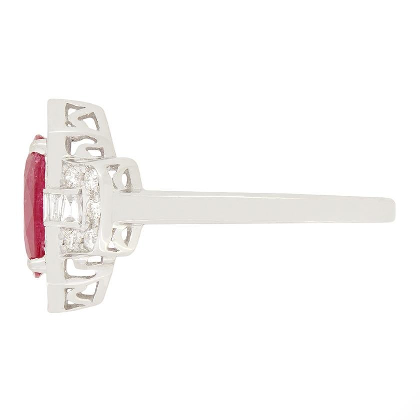 1,50 Karat Rubin- und Diamant-Cluster-Ring, ca. 1960er Jahre (Ovalschliff) im Angebot