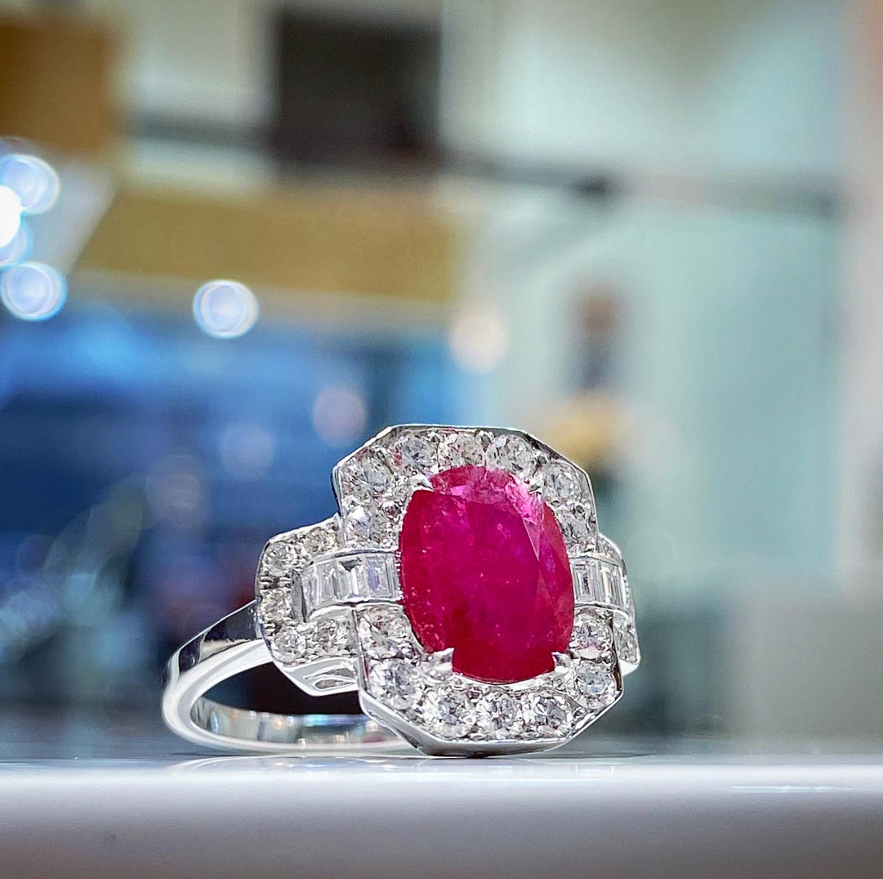 Vintage 1.50ct Ruby and Diamond Cluster Ring, C.1960s For Sale 2