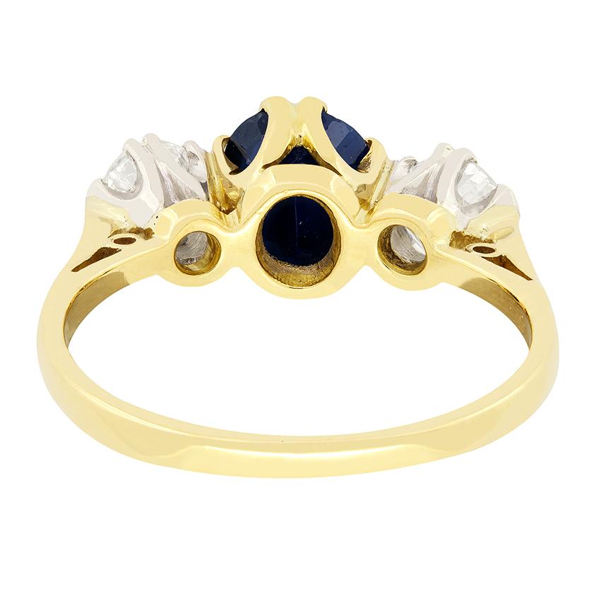 Taglio ovale Anello a trilogia con zaffiro e diamante da 1,50 carati d'epoca, anni '50 circa in vendita