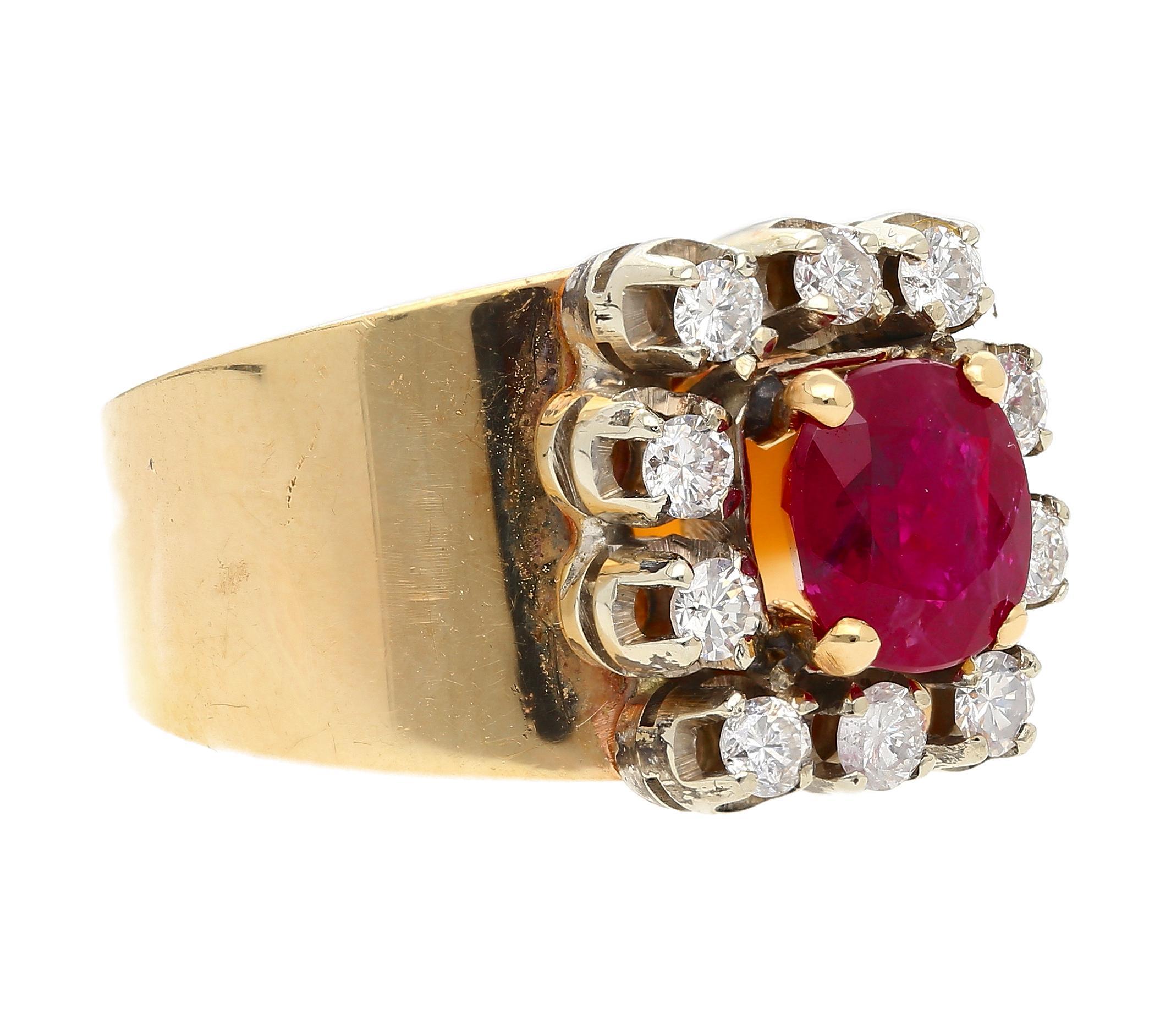 Anillo de rubí natural y diamantes de montura ancha. Vintage, origen de finales del siglo XX. Con un rubí rojo de talla cojín ricamente saturado enmarcado por 10 diamantes blancos de talla redonda.

Detalles: 
Tipo de artículo Anillo Halo de Rubíes