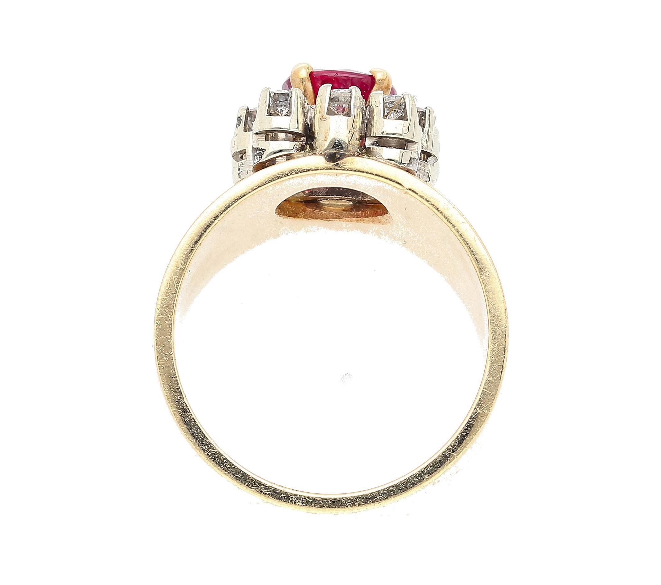 Anillo ancho vintage de oro amarillo de 14 quilates con rubí talla cojín de 1,54 quilates en Excelente estado para la venta en Miami, FL