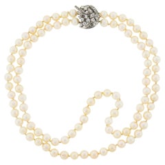 Doppelreihige Perlenkette & 18 Karat Weißgold Diamant-Blumenverschluss