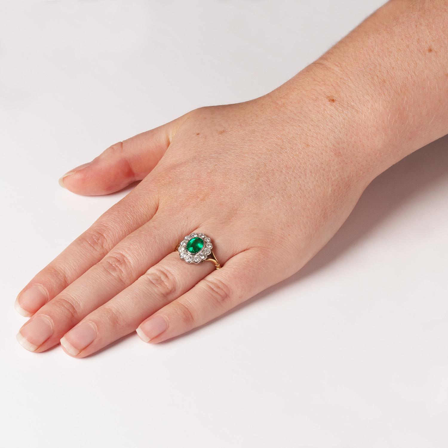 Anillo vintage en racimo de esmeraldas y diamantes de 1,55 ct, c.1970 en Bueno estado para la venta en London, GB