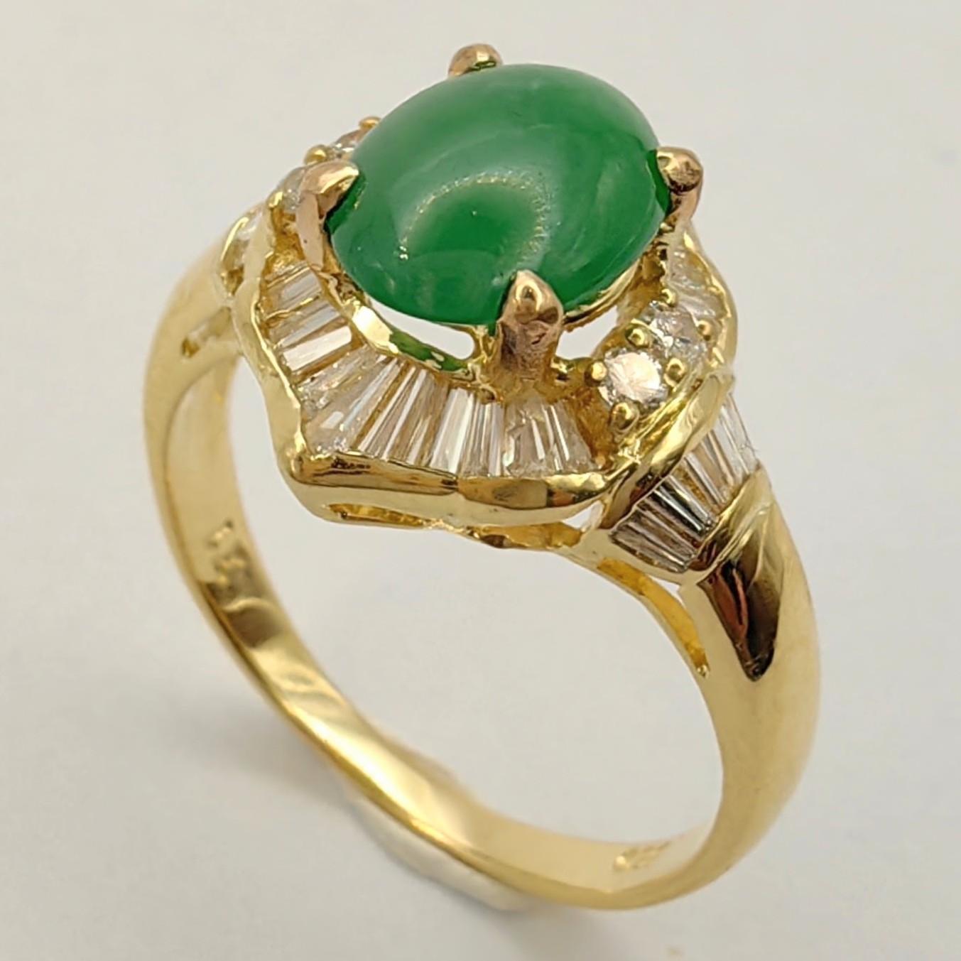 Contemporary Vintage 1.56ct Oval Cabochon Apple Green Jadeite Jade Diamond Ring in 20k Gold For Sale