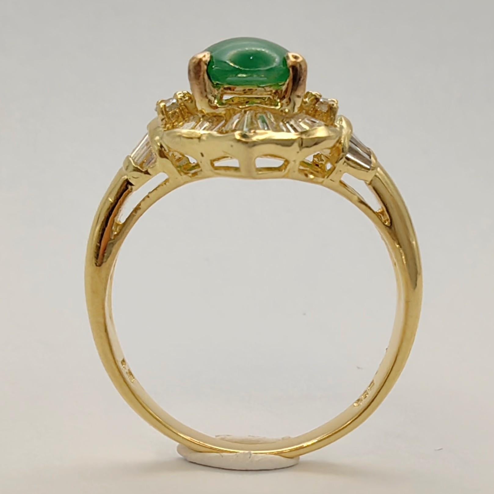 Vintage 1.56ct Oval Cabochon Apple Green Jadeite Jade Diamond Ring in 20k Gold In New Condition For Sale In Wan Chai District, HK