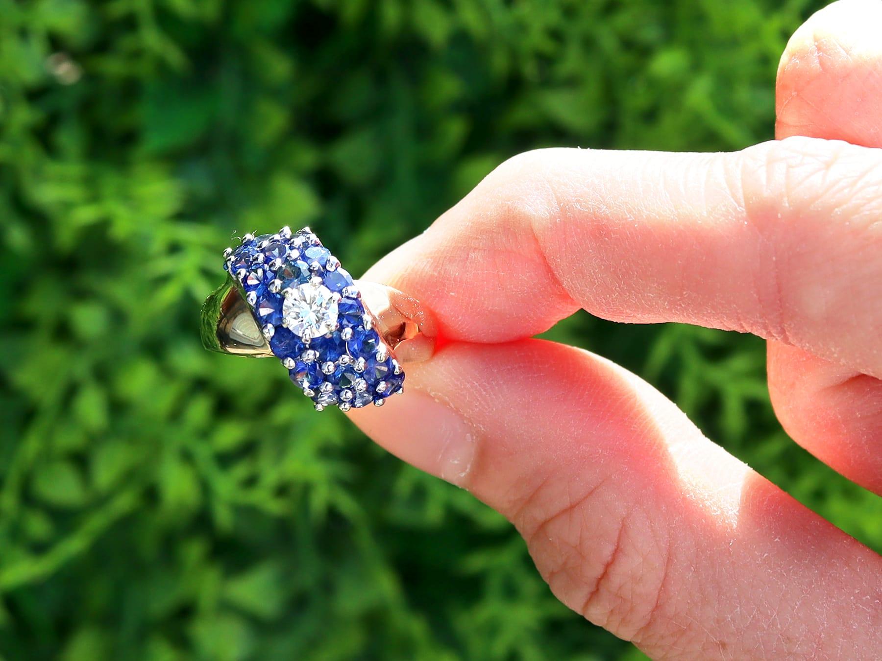 Une belle et impressionnante bague habillée en saphir bleu de 1,56 carat et diamant de 0,22 carat, en or jaune 18 carats et en or blanc 18 carats. Cette bague fait partie de nos diverses collections de bijoux en saphir de collection et de bijoux de