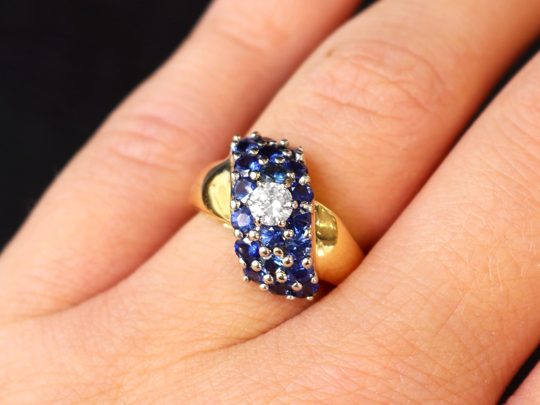 Taille ronde Bague vintage en or jaune 18 carats avec saphir 1,56 carat et diamant 0,22 carat, c. 1990 en vente