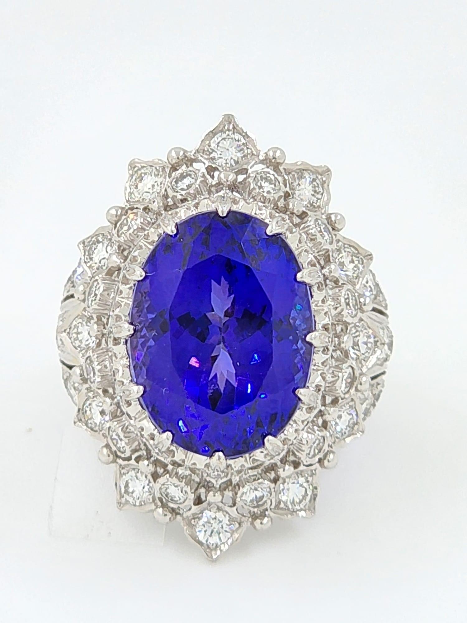 Vintage 15.70 Carat Tanzanite Diamond Textured White Gold Cocktail Ring In New Condition In Hong Kong, HK