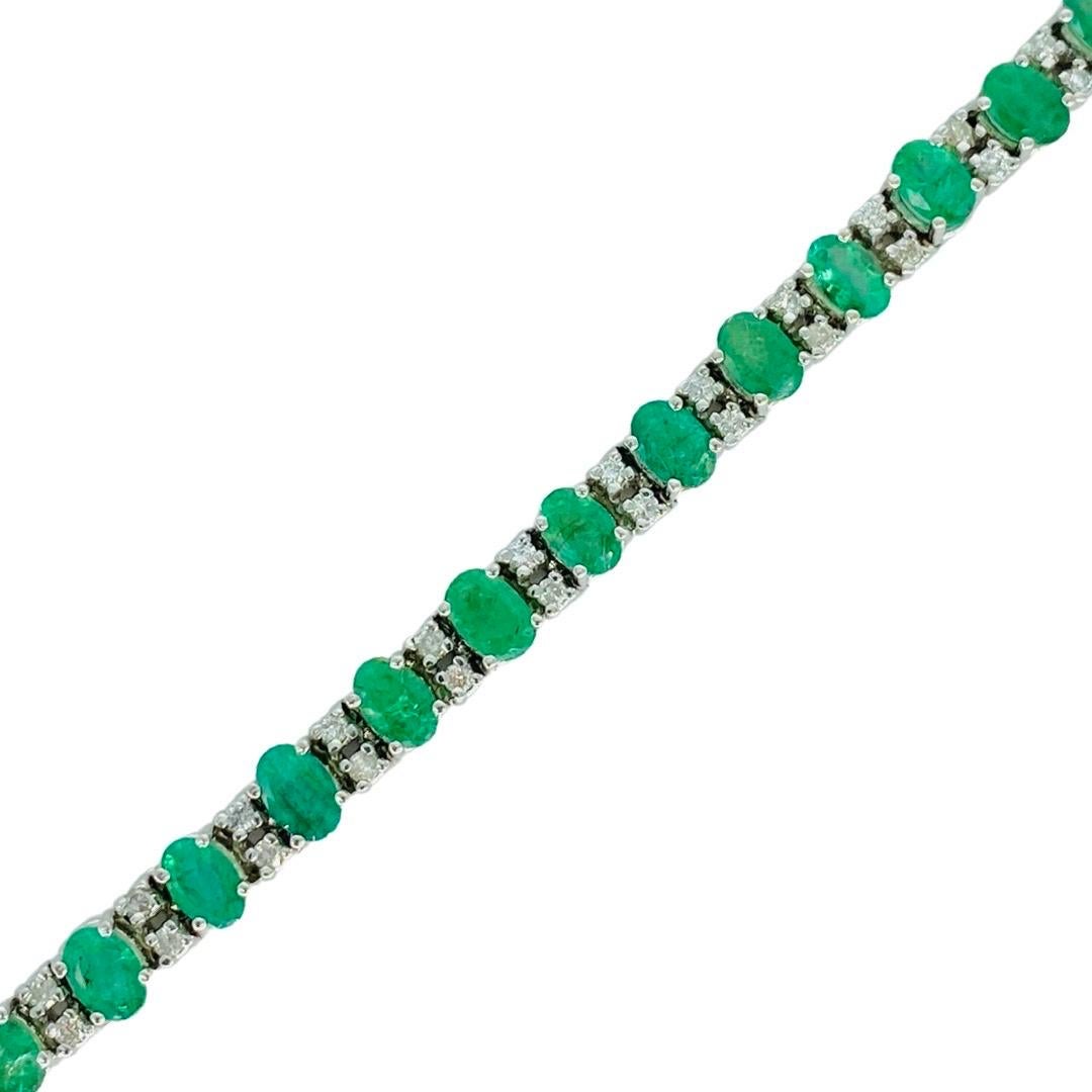 Vintage 15.92 Carat Total Weight Emerald and Diamonds Tennis Bracelet White Gold In Excellent Condition For Sale In Miami, FL