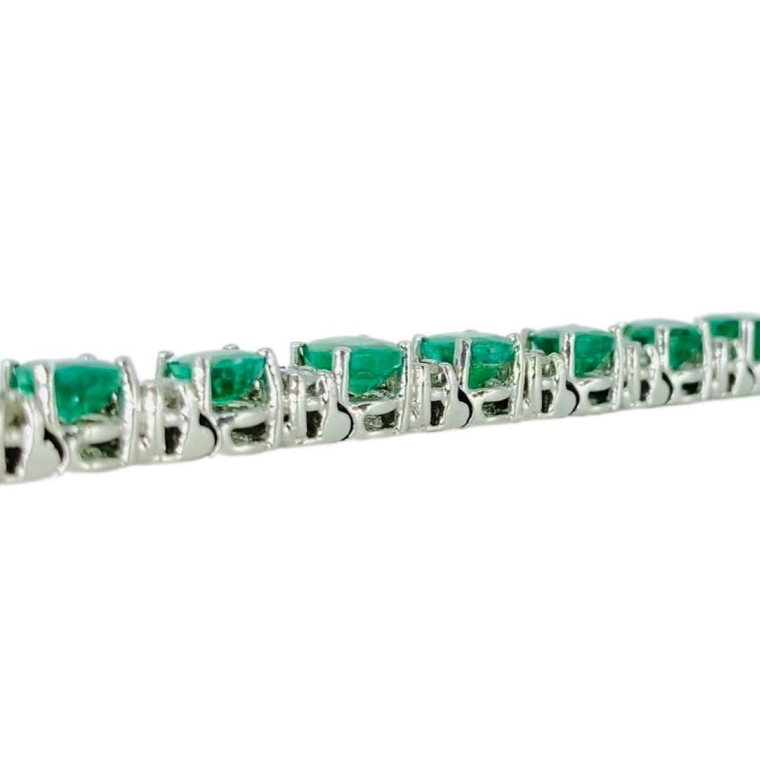 Women's or Men's Vintage 15.92 Carat Total Weight Emerald and Diamonds Tennis Bracelet White Gold For Sale