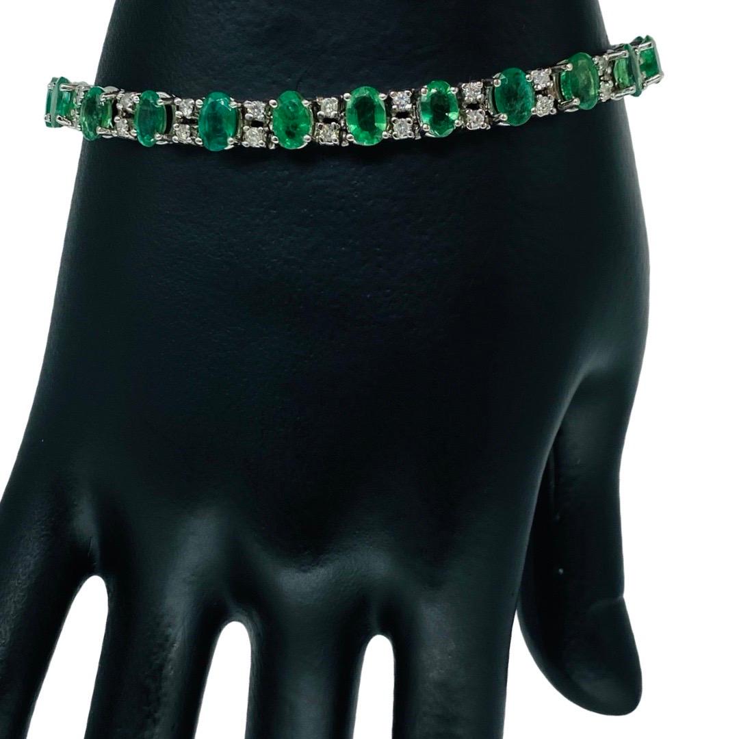 Vintage 15.92 Carat Total Weight Emerald and Diamonds Tennis Bracelet White Gold For Sale 4