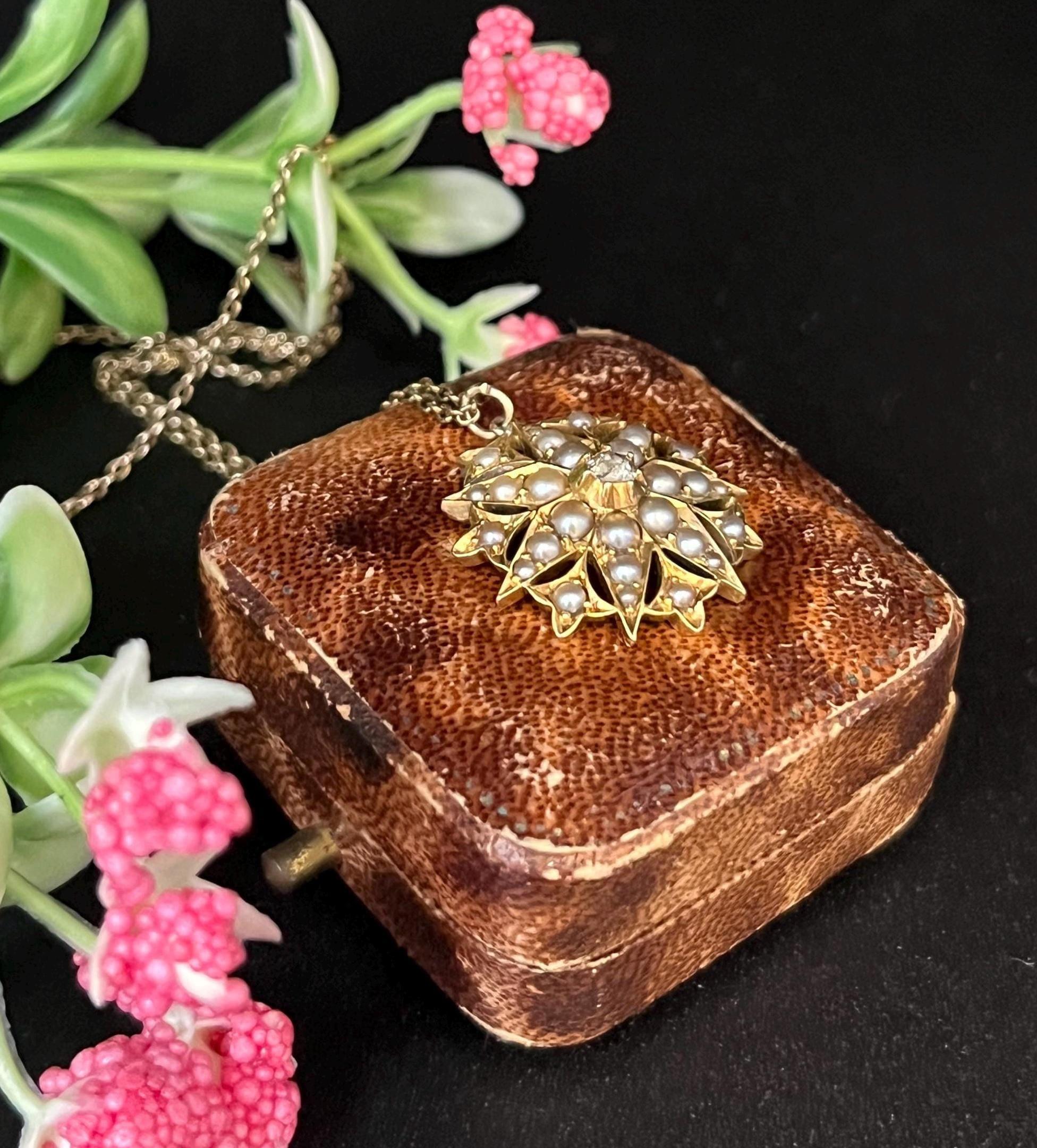 Colgante vintage de oro amarillo de 15 ct, diamantes y perlas, circa 1910 Corte redondo en venta