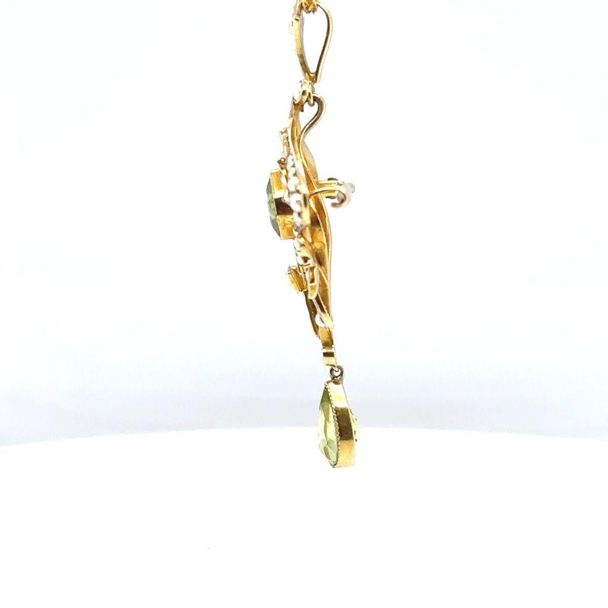 Vintage 15ct Yellow Gold Peridot and Seed Pearl Pendant/Brooch In Good Condition In Armadale, Victoria