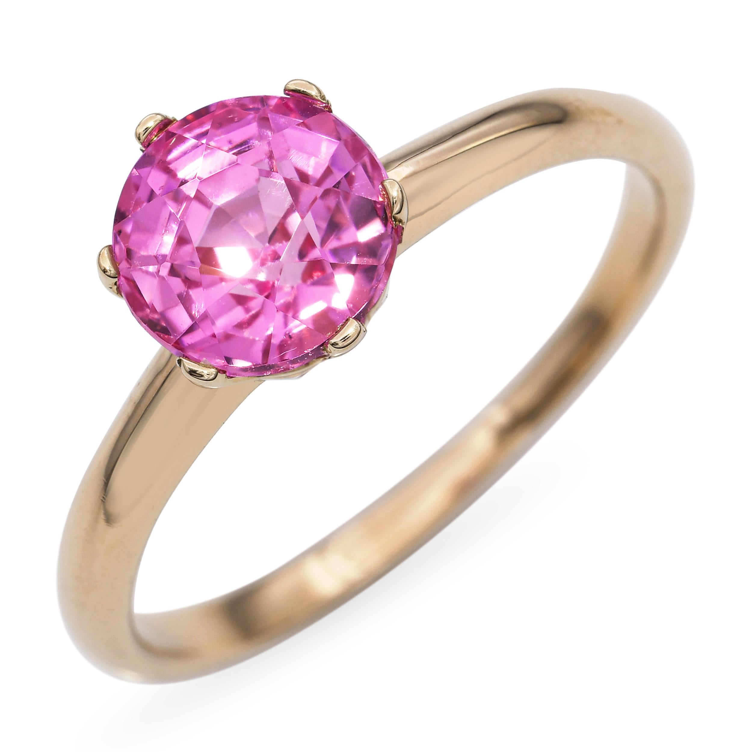 Anello vintage in oro giallo 15k con al centro un vibrante zaffiro rosa da 1,75 carati. Questo splendido pezzo irradia un'eleganza classica con la sua montatura in oro caldo e lo zaffiro dalle tonalità intense, perfetto per aggiungere un tocco di