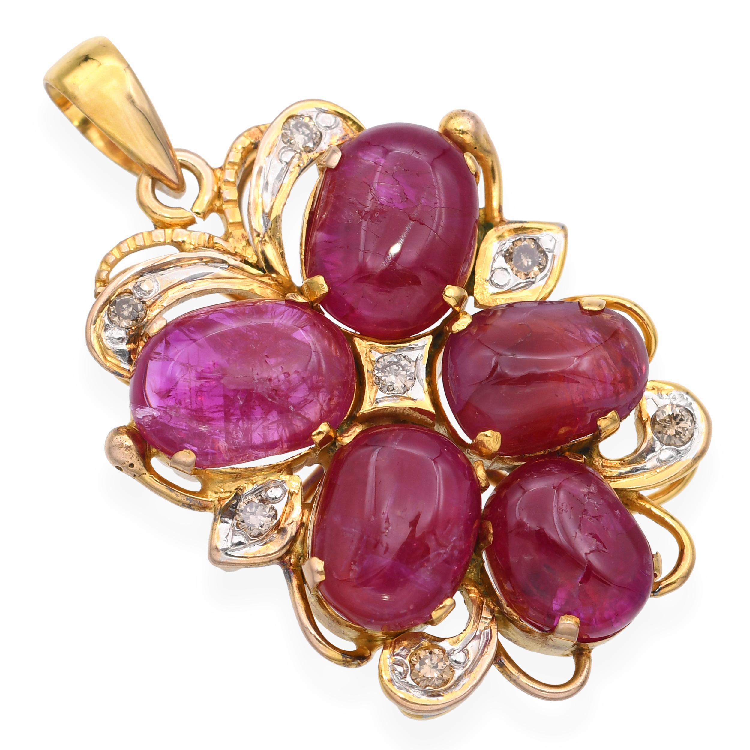Ce pendentif vintage radieux est réalisé en or jaune 15k et met en valeur une grappe vibrante de 8,20 carats de rubis rouge foncé, rehaussée de 0,10 carat de diamants blancs étincelants. La riche couleur des rubis contraste magnifiquement avec la