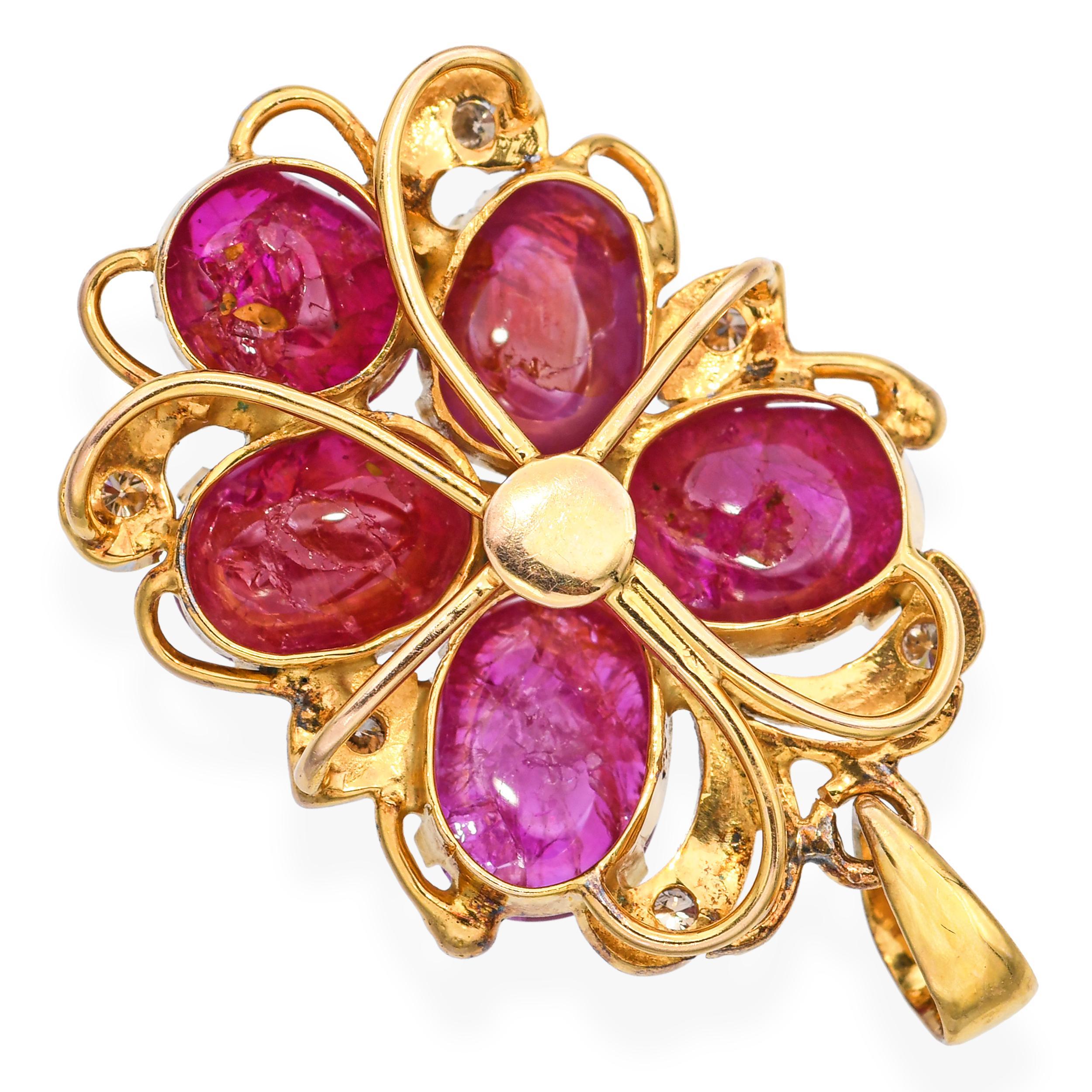 Pendentif vintage en or jaune 15k 8.2tcw rubis et 0.1tcw diamant Bon état - En vente à New York, NY