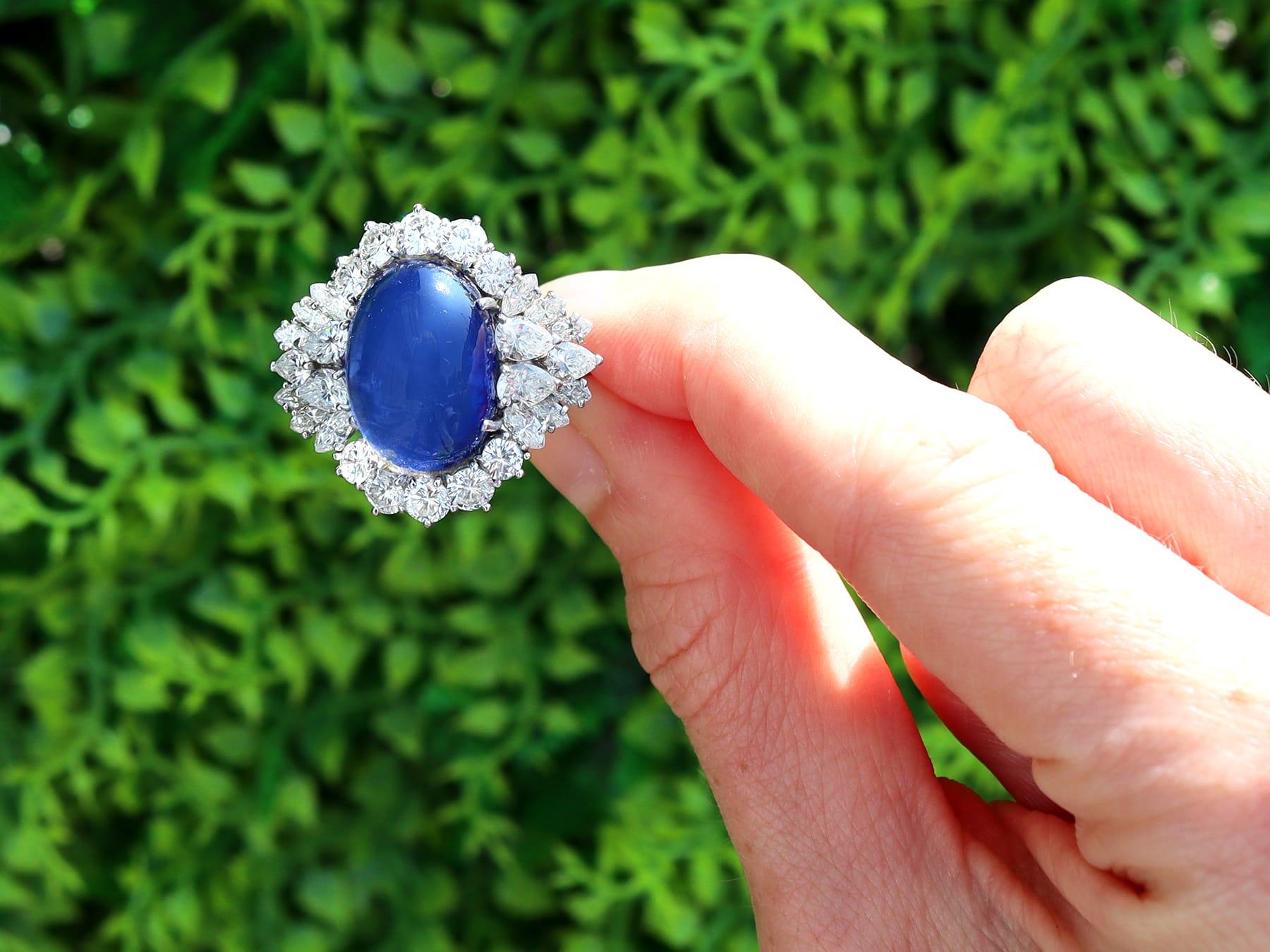 Uno splendido, raffinato e impressionante anello vintage di grandi dimensioni con zaffiro di Ceylon da 16 carati e diamante da 4,95 carati, in platino, in stile cluster; fa parte delle nostre diverse collezioni di gioielli d'epoca e di estate
