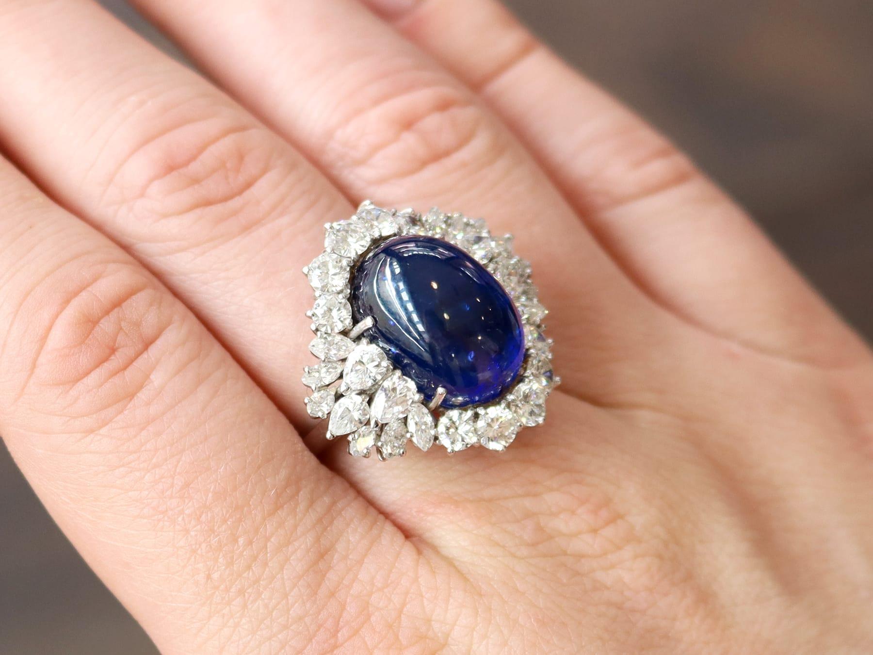 Cabochon Anello di fidanzamento in platino con zaffiro di Ceylon da 16 carati e diamante da 4,95 carati. in vendita