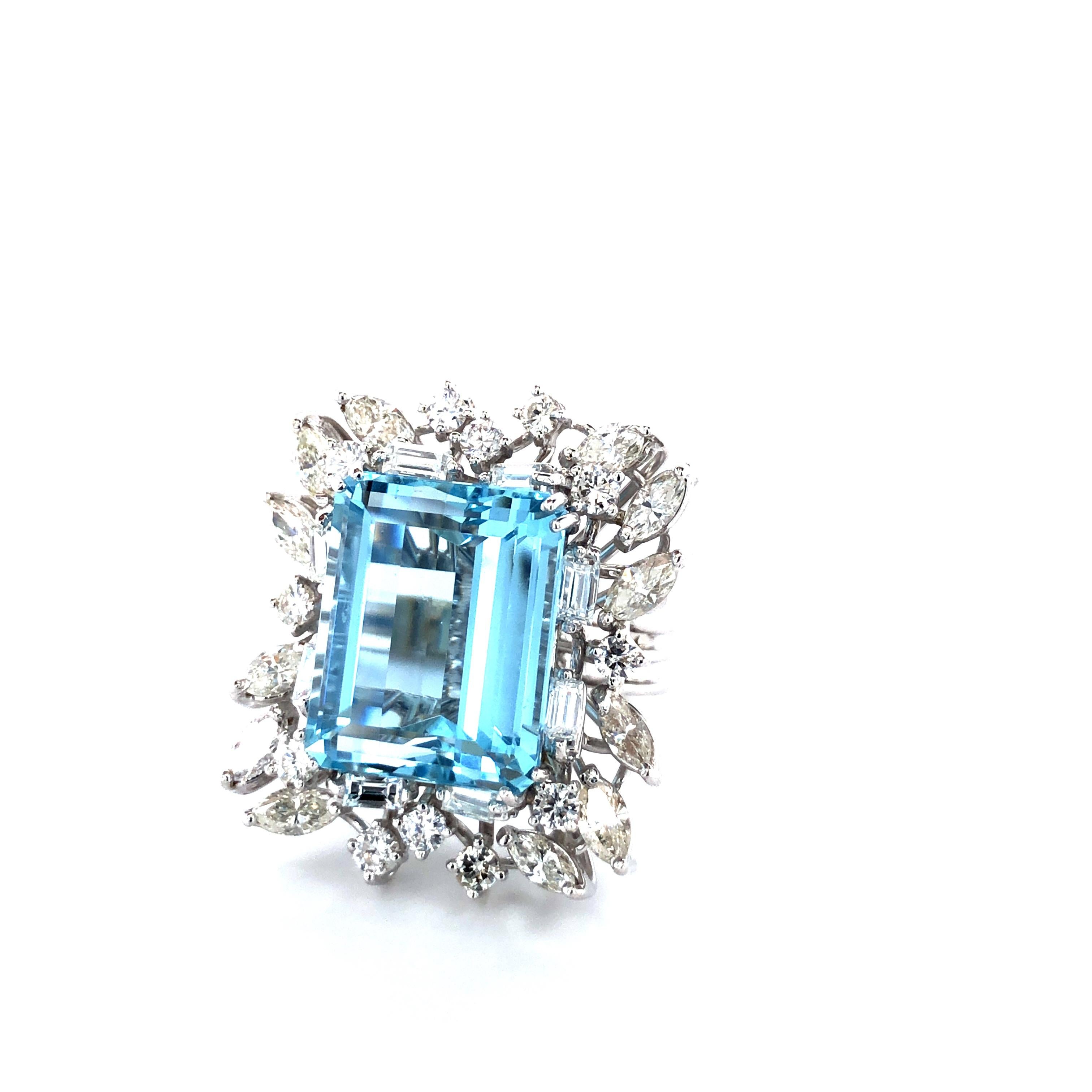 Vintage 16 Carat Aquamarine and Diamonds Cocktail Ring in 14 Karat White Gold In Excellent Condition In Miami, FL