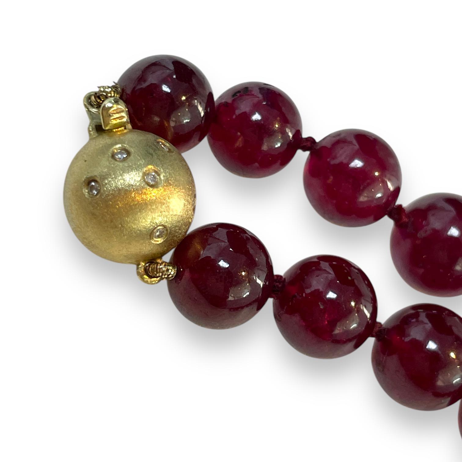 Art déco Collier vintage de 16 pouces perlé de rubis avec fermoir en or jaune 14 carats et diamants en vente