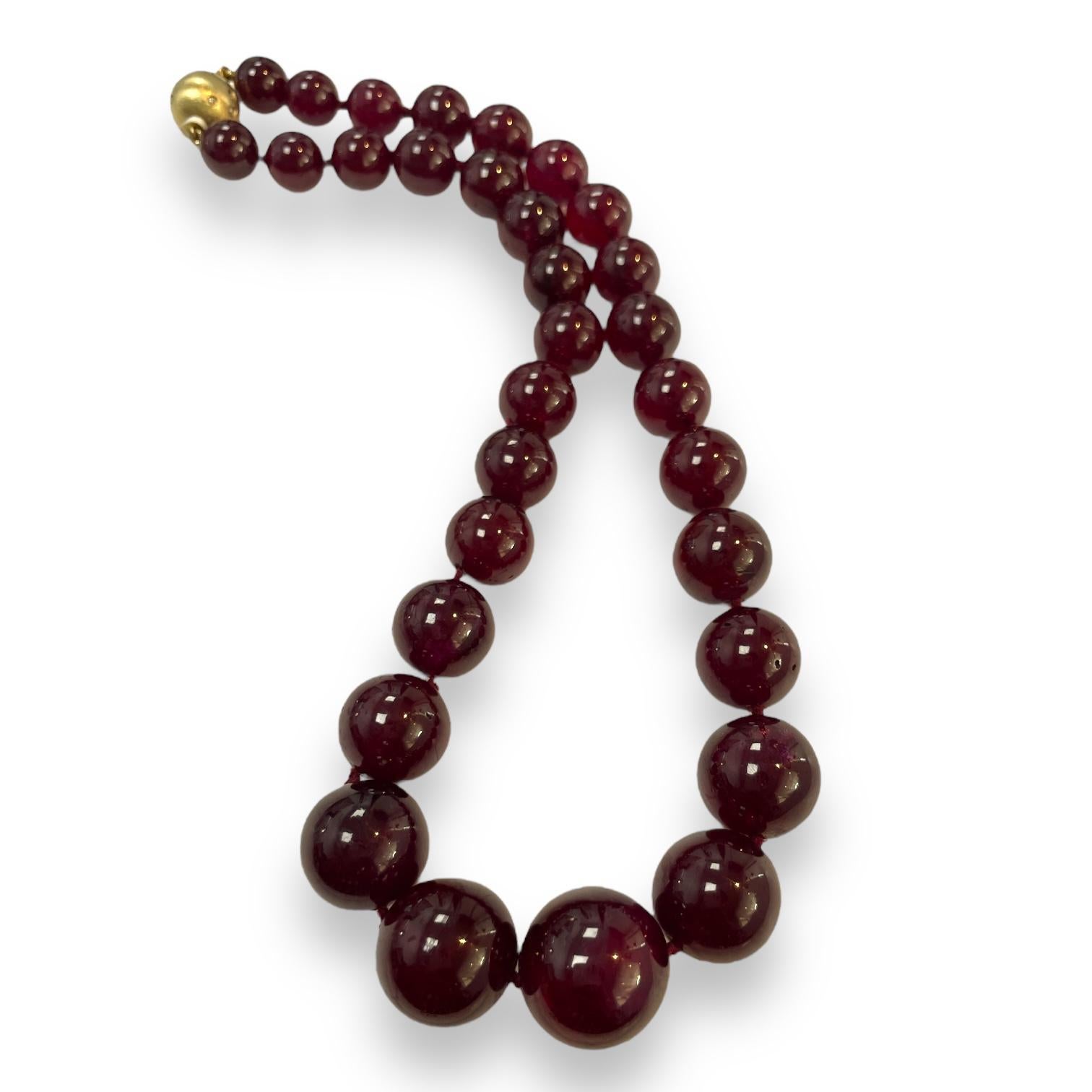 Perle Collier vintage de 16 pouces perlé de rubis avec fermoir en or jaune 14 carats et diamants en vente