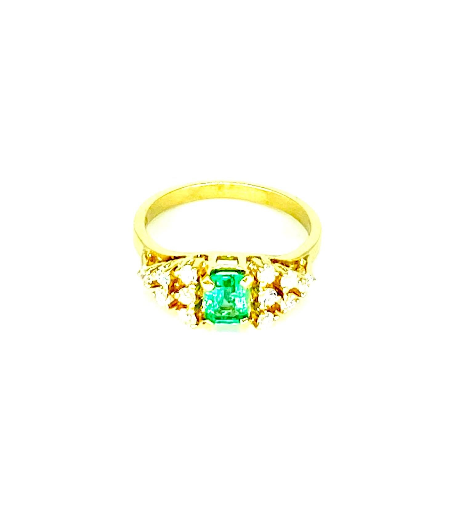 Vintage 1.60 Carat Emerald and Diamonds Cocktail Cluster Ring 18k Gold. Magnifique bague au design brillant. Les diamants pèsent environ 0,60 carat et l'émeraude environ 1 carat. Ce design vintage est le fruit d'un superbe travail artisanal. La