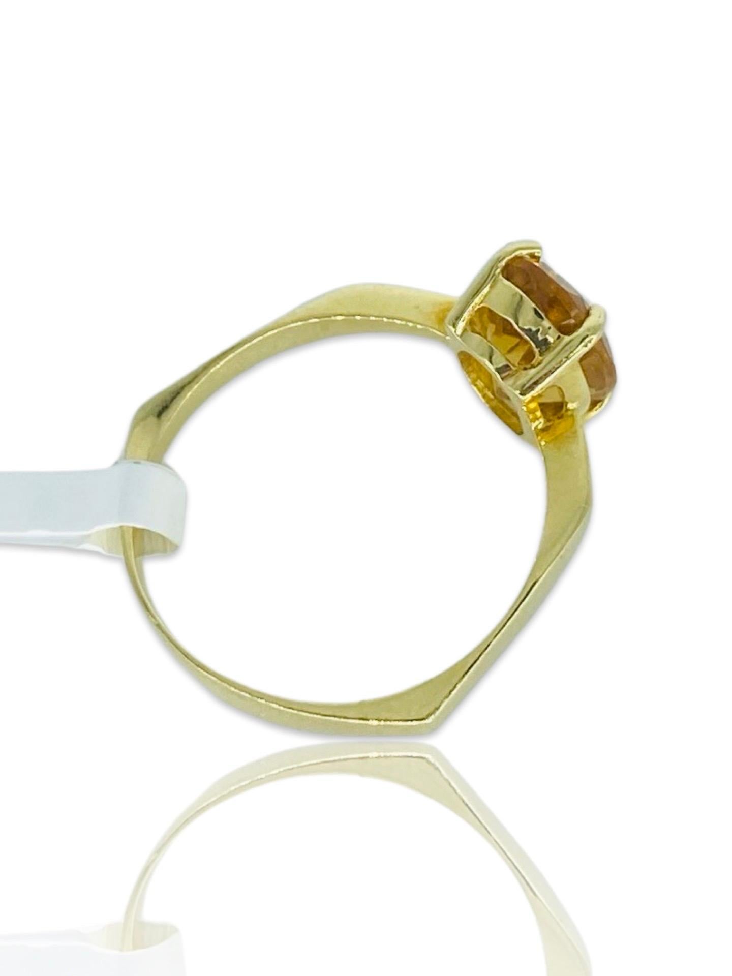 Vintage 1.60 Carat Oval Citrine Gemstone Octagon Shank Ring 18k Gold In Excellent Condition For Sale In Miami, FL