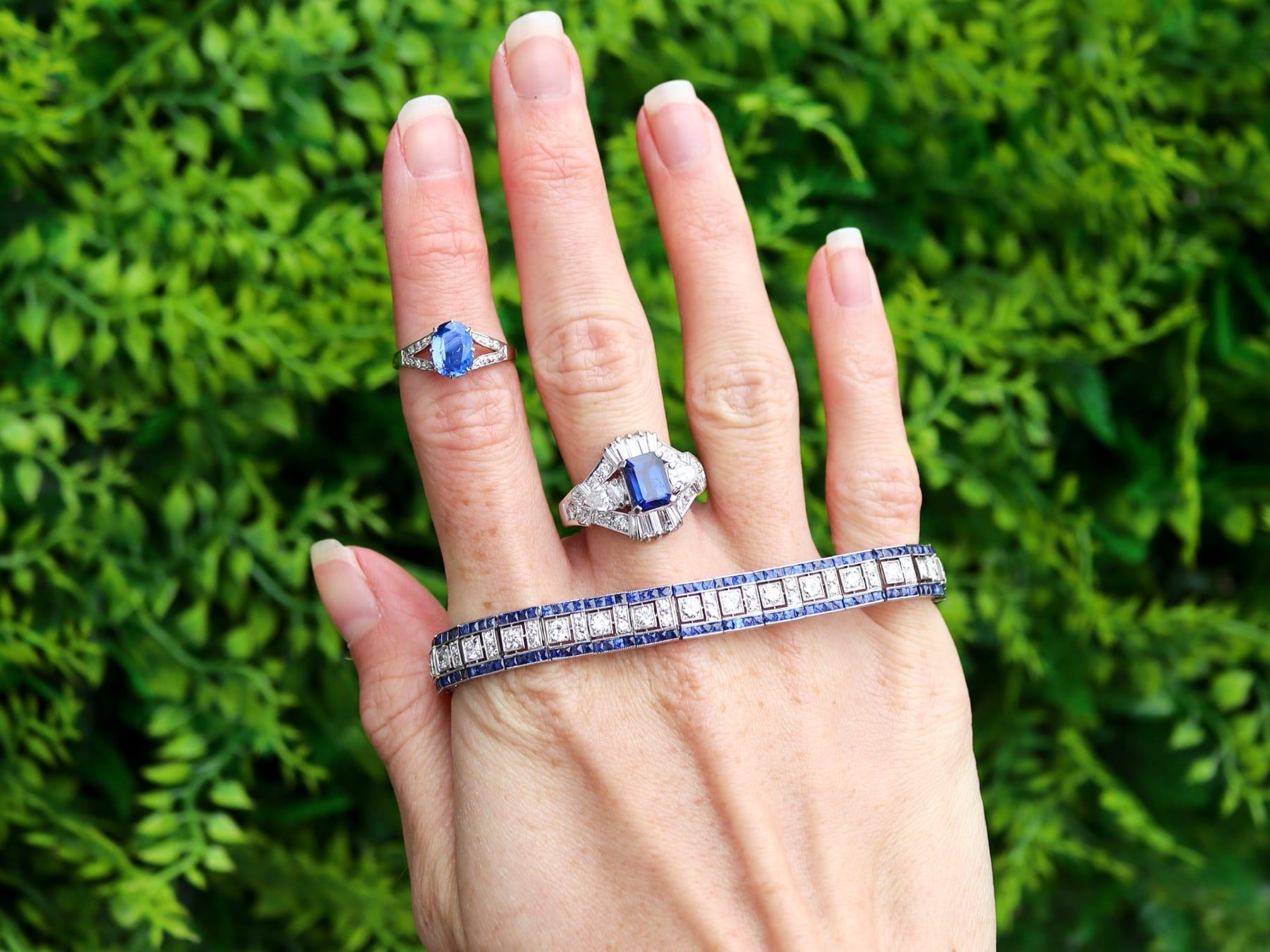 Zafiro vintage de 1,60 quilates Diamante de 1,99 quilates Anillo de vestido de platino Circa 1990 Corte esmeralda en venta