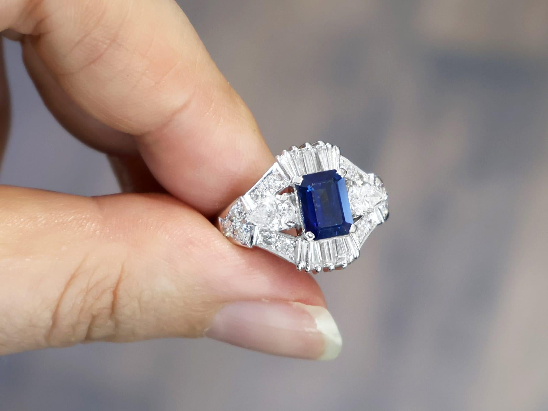 Zafiro vintage de 1,60 quilates Diamante de 1,99 quilates Anillo de vestido de platino Circa 1990 en Excelente estado para la venta en Jesmond, Newcastle Upon Tyne