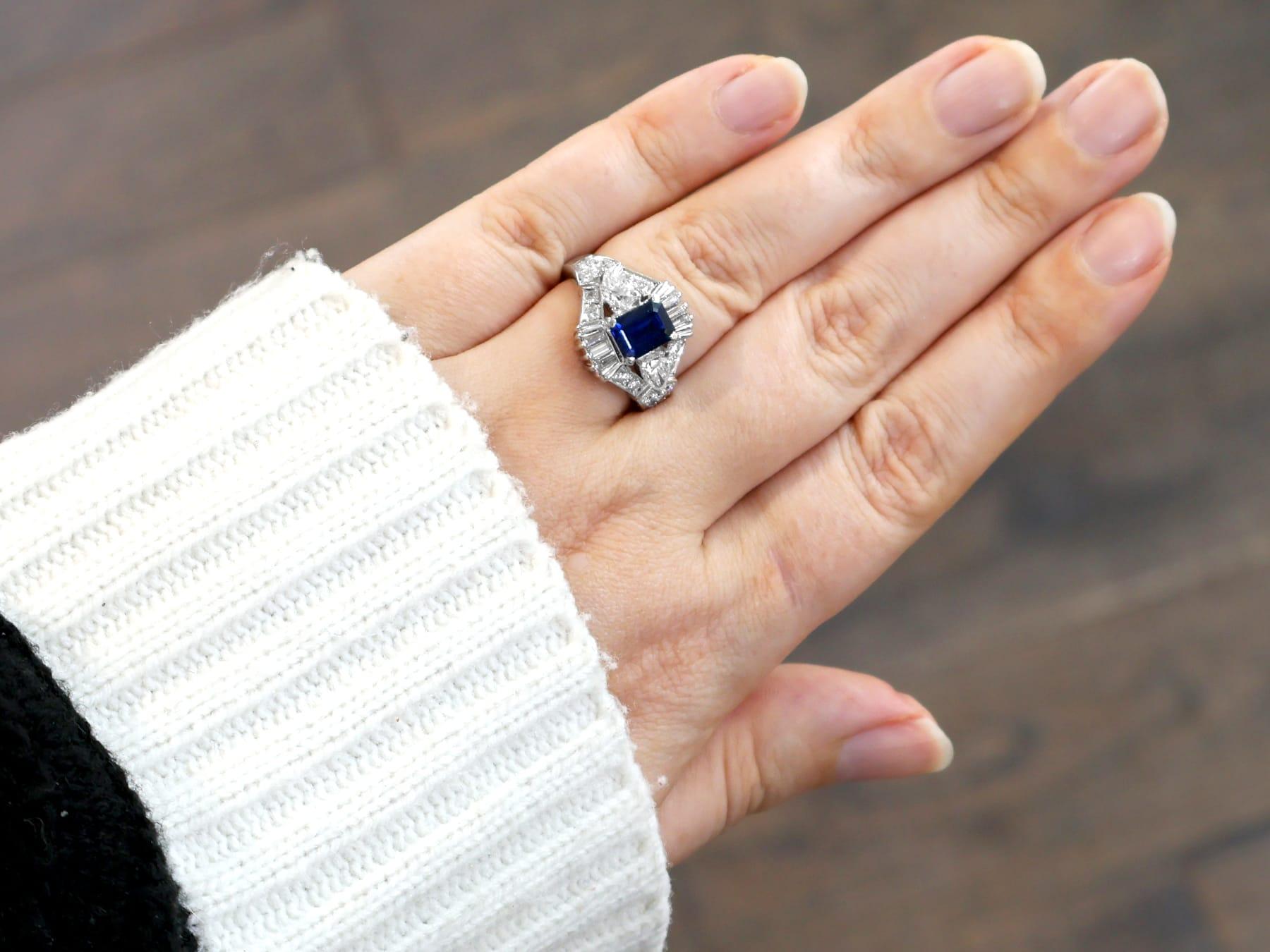 Femenino o masculino Zafiro vintage de 1,60 quilates Diamante de 1,99 quilates Anillo de vestido de platino Circa 1990 en venta